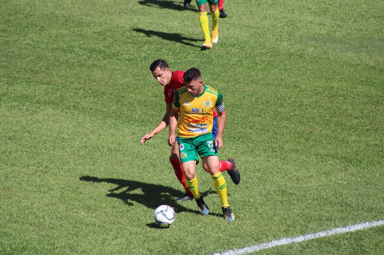 Acción durante el juego entre Guastatoya y Municipal. (Foto Prensa Libre: Cortesía Byron Mendoza)