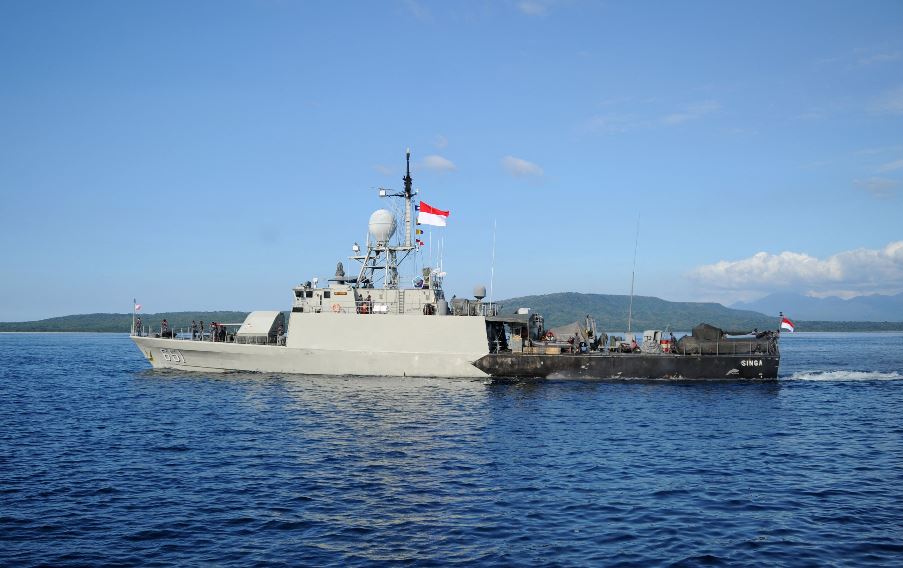 El bote patrullero de la Armada de Indonesia KRI Singa (651) sale de la base naval en Banyuwangi, provincia de Java Oriental el 24 de abril de 2021, (Foto Prensa Libre: AFP)