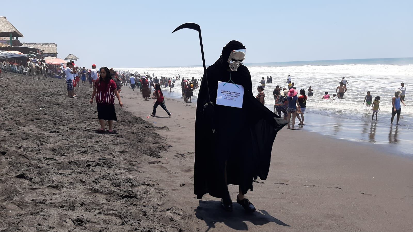 Joven retalteco decidió ir a las playas de Retalhuleu vestido como "La muerte" para llevar un mensaje sobre el coronavirus. (Foto Prensa Libre: Victoria Ruiz)