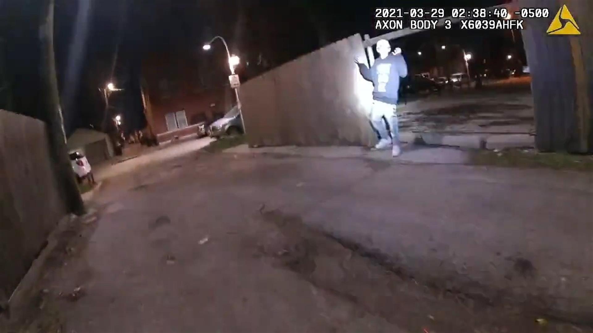 Captura de pantalla de un video de la Policía de Chicago donde se muestra al joven Adam Toledo, de 13 años, con las manos en alto durante una persecución policial ocurrida el pasado 29 de marzo en el barrio hispano de La Villita en Chicago, Illinois. (Foto Prensa Libre: EFE)