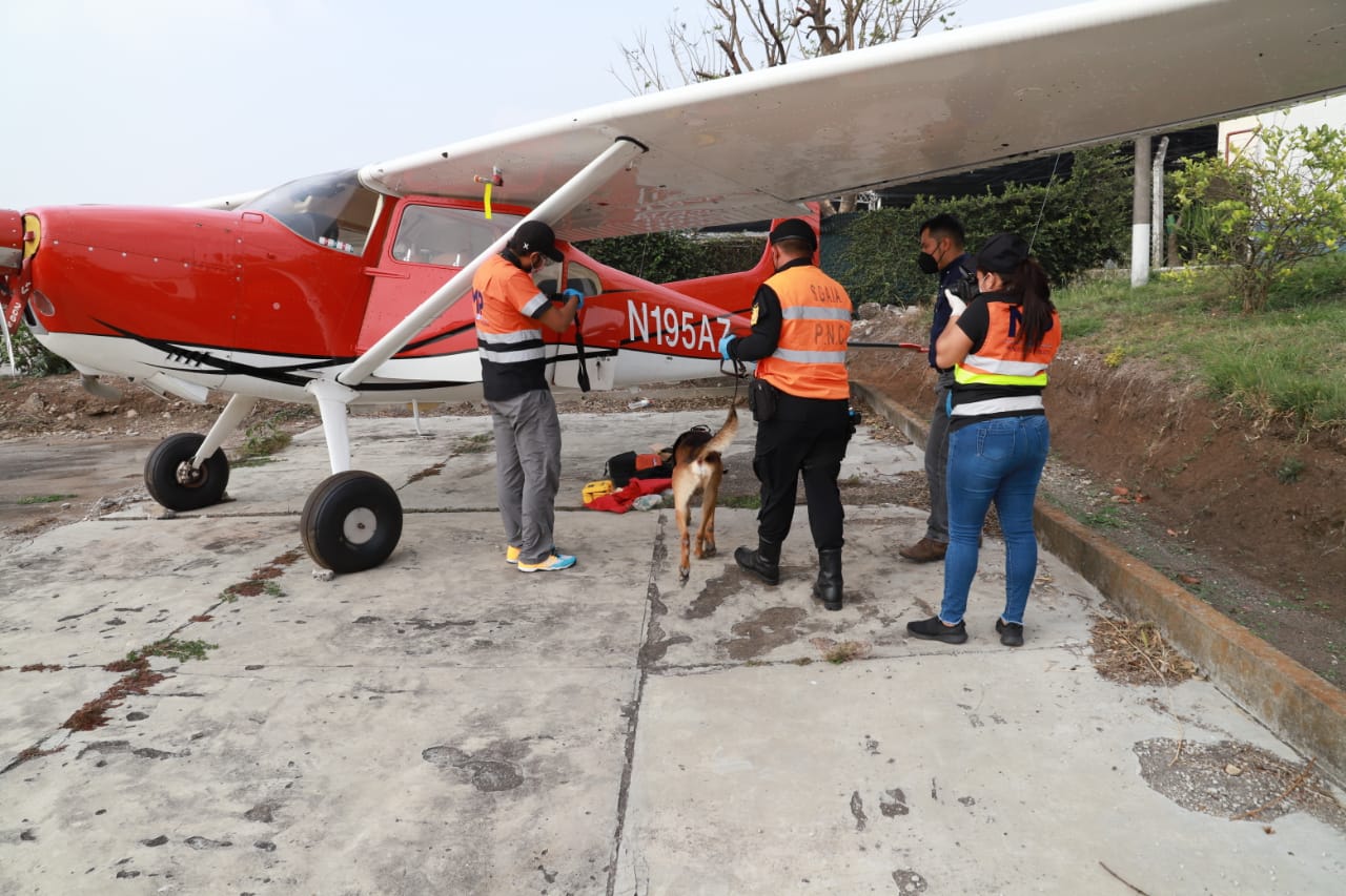 Agentes durante el operativo de incautación de la avioneta a Federico Andrés Machado. (Foto: MP)