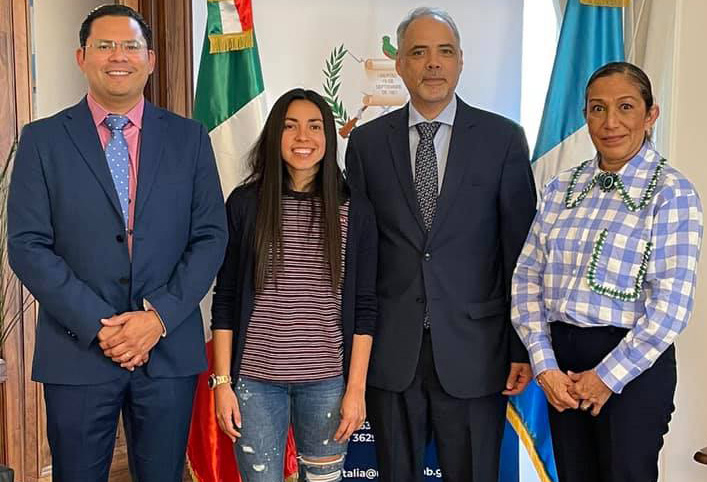 Ana Lucía Martínez comparte con el equipo de trabajo de la embajada de Guatemala en Italia. (Foto Ana Lucía Martínez).