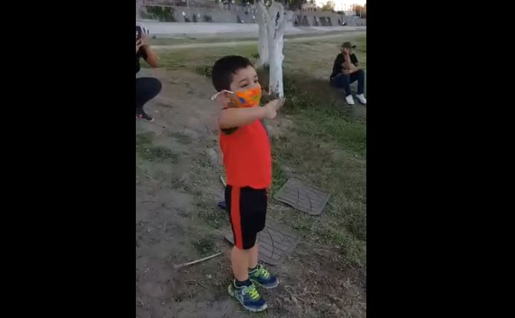 Santiago González, saluda a su abuelo Isidoro González, quien le canta las Mañanitas desde Texas, Estados Unidos. (Foto Prensa Libre: Captura de pantalla de Facebook)