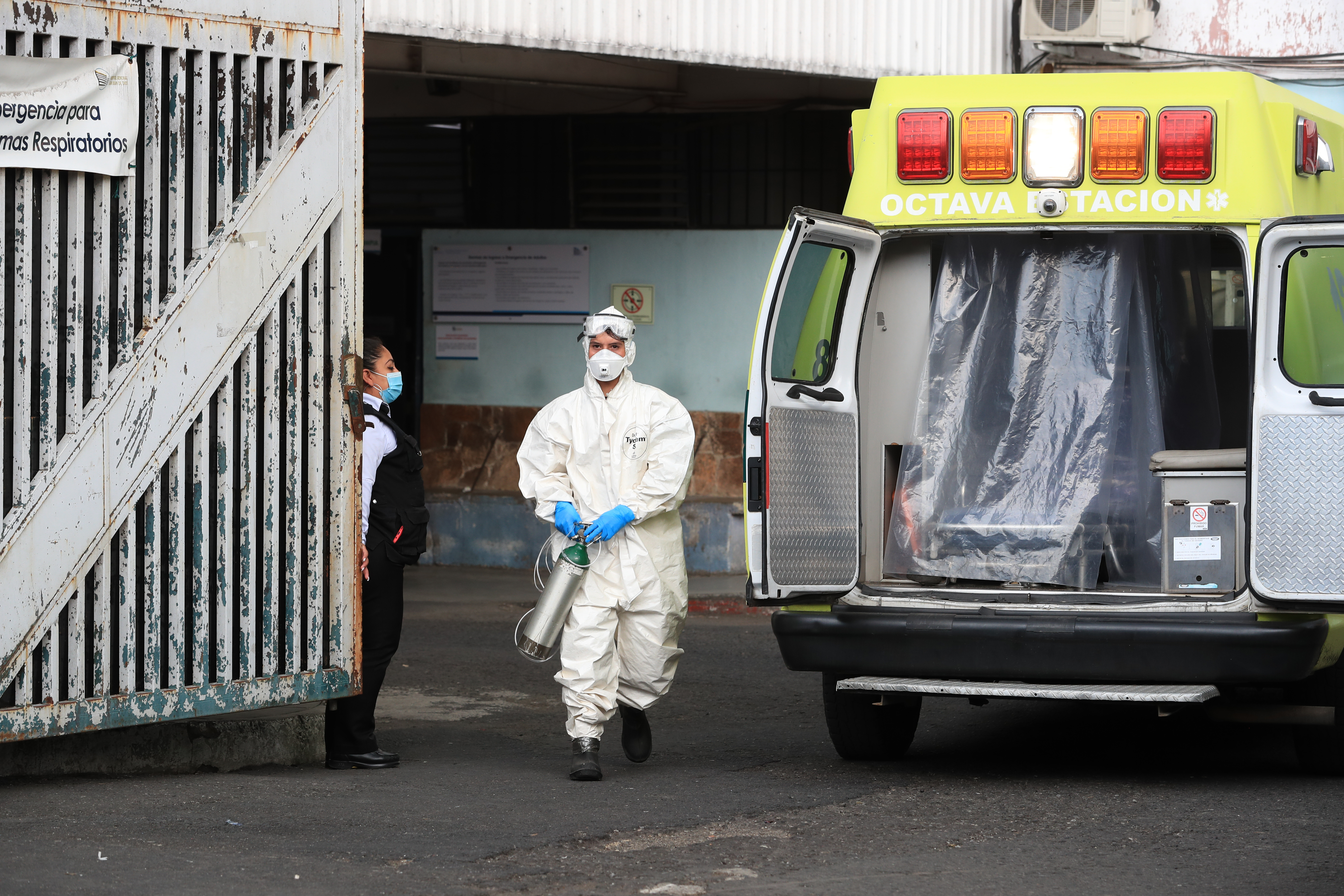 El Hospital General San Juan de Dios es uno de los que ya no tiene espacio para atender a pacientes covid-19 en estado crítico. (Foto Prensa Libre: Hemeroteca PL)