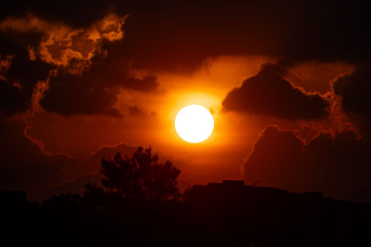 El Insivumeh dice que las personas deben reducir en lo posible el tiempo expuesto al aire libre entre las 10 horas y las 16 horas por la ola de calor. (Foto Prensa Libre: Keneth Cruz)