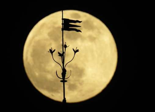 La luna llena "superluna", sobre las torres de la catedral de Santiago de Compostela, España. (Foto Prensa Libre: EFE)