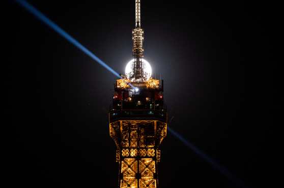 La luna llena se eleva sobre la Torre Eiffel en París, Francia. (Foto Prensa Libre: AFP)