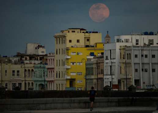 La luna llena se eleva sobre La Habana, Cuba. (Foto Prensa Libre: AFP)