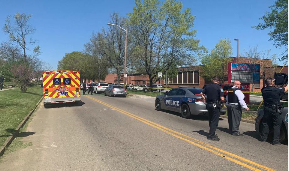 La balacera desató el pánico en una escuela de Tennessee. (Foto Prensa Libre: EFE)