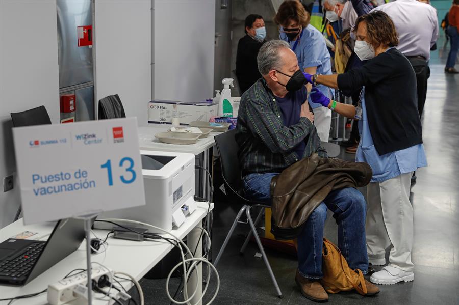 La OMS dijo que todavía no hay datos suficientes que permitan recomendar la utilización de dos vacunas distintas contra el covid-19.(Foto Prensa Libre: EFE)