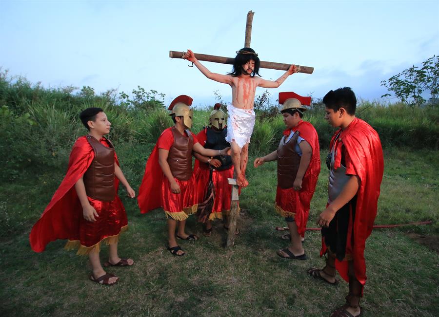 Menores protagonizan la representación de la pasión de Cristo en el municipio de Cárdenas, en el estado de Tabasco, México. (Foto Prensa Libre: EFE)