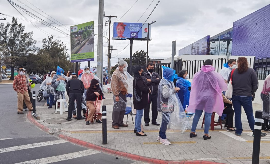 Los fuertes vientos de los últimos días continuarán este sábado, también hay probabilidad de lluvias dispersas. (Foto Prensa Libre: María René Barrientos)