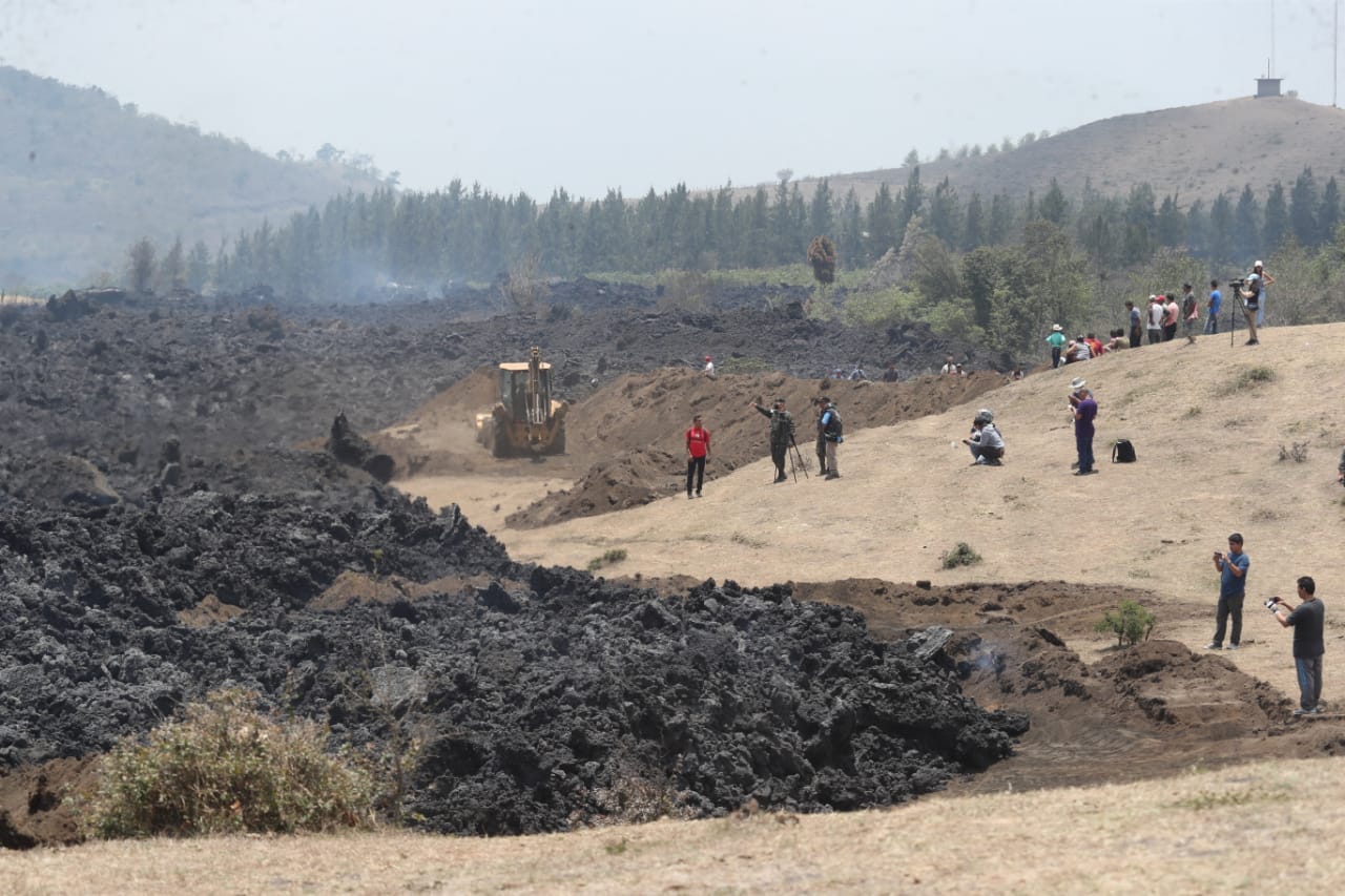 El Cuerpo de Ingenieros del Ejército de Guatemala utiliza maquinaria para desviar el flujo de lava del volcán Pacaya. (Foto Prensa Libre: Érick Ávila)