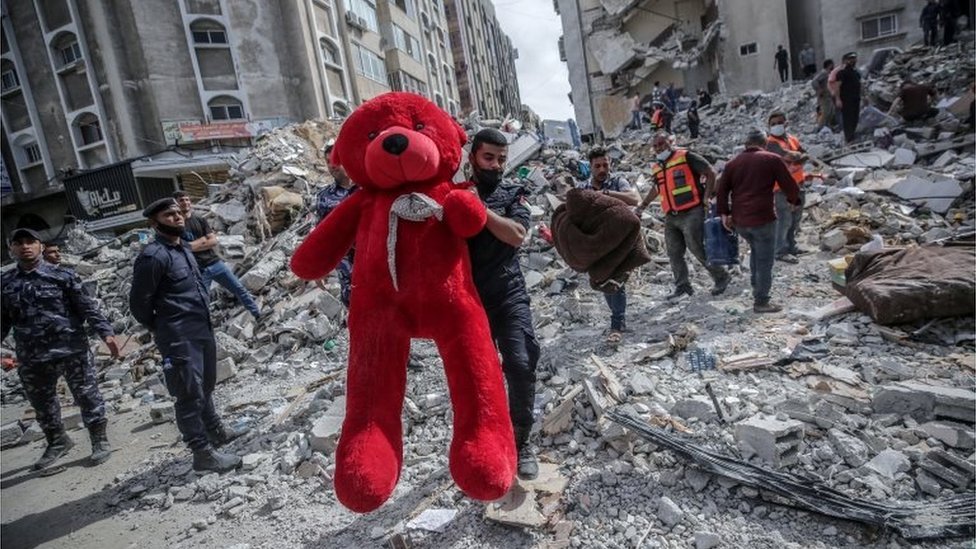 Rescatistas en Gaza pasaron el lunes buscando sobrevivientes entre los escombros.