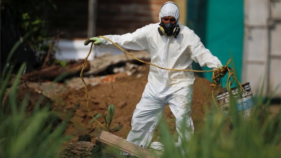 Los investigadores seguían buscando cadáveres este "viernes". (REUTERS)

