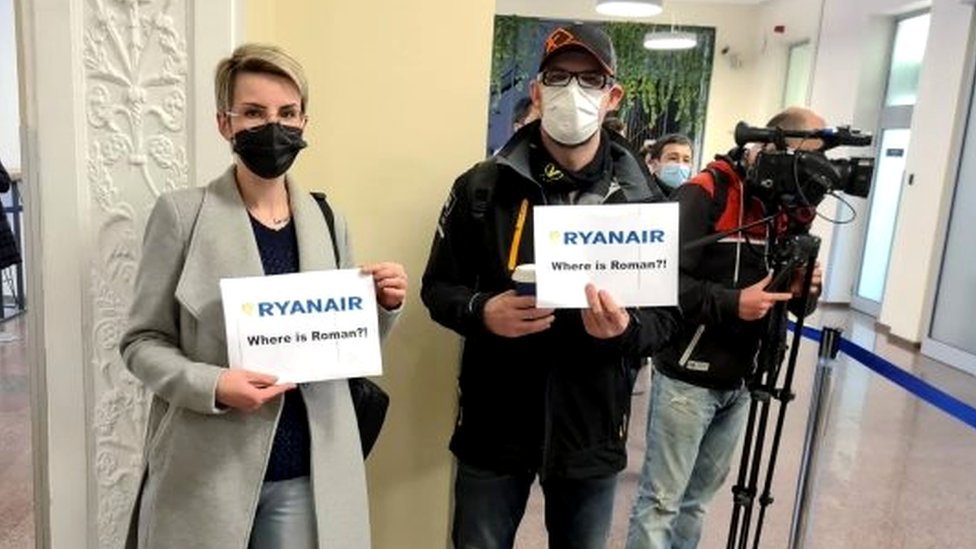 Simpatizantes de Roman Protasevich e nel aeropuerto de Vilnius.