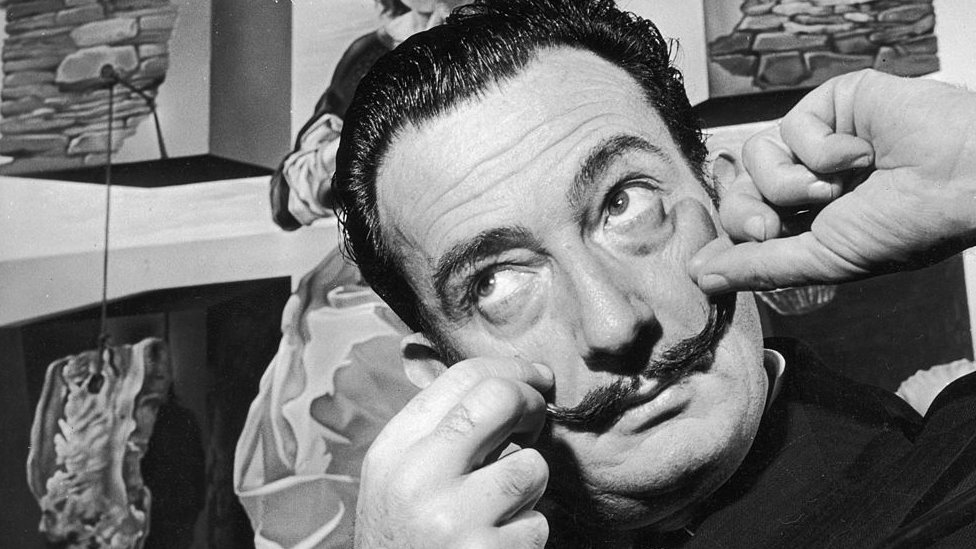 El día que Salvador Dalí le contó a la BBC el secreto de cómo mantenía su bigote