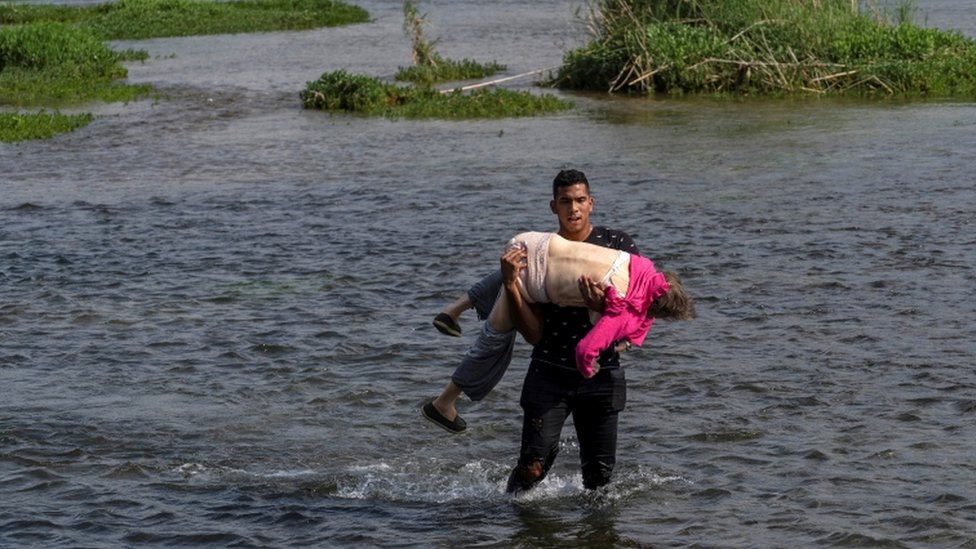 Este es el momento en el que el joven llevar a la anciana en brazos. (REUTERS)