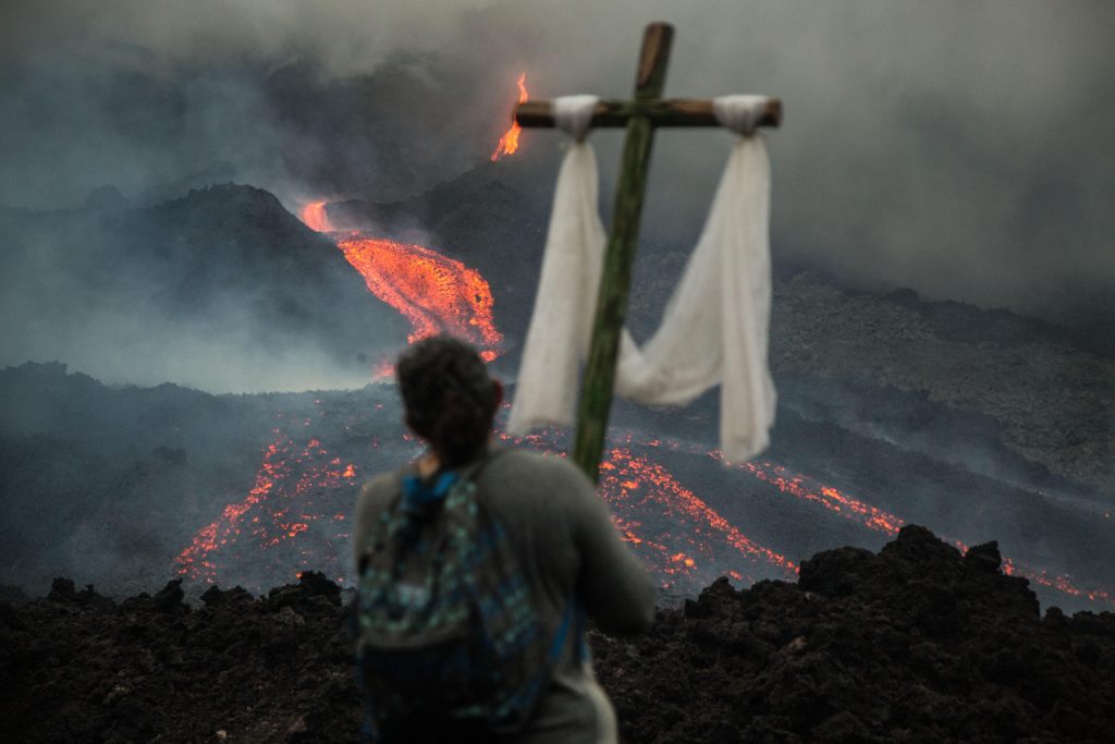 Los pobladores han organizado procesiones y rezos para que cese la actividad del coloso, que pone en riesgo a las comunidades más cercanas. (Foto Prensa Libre: EFE)