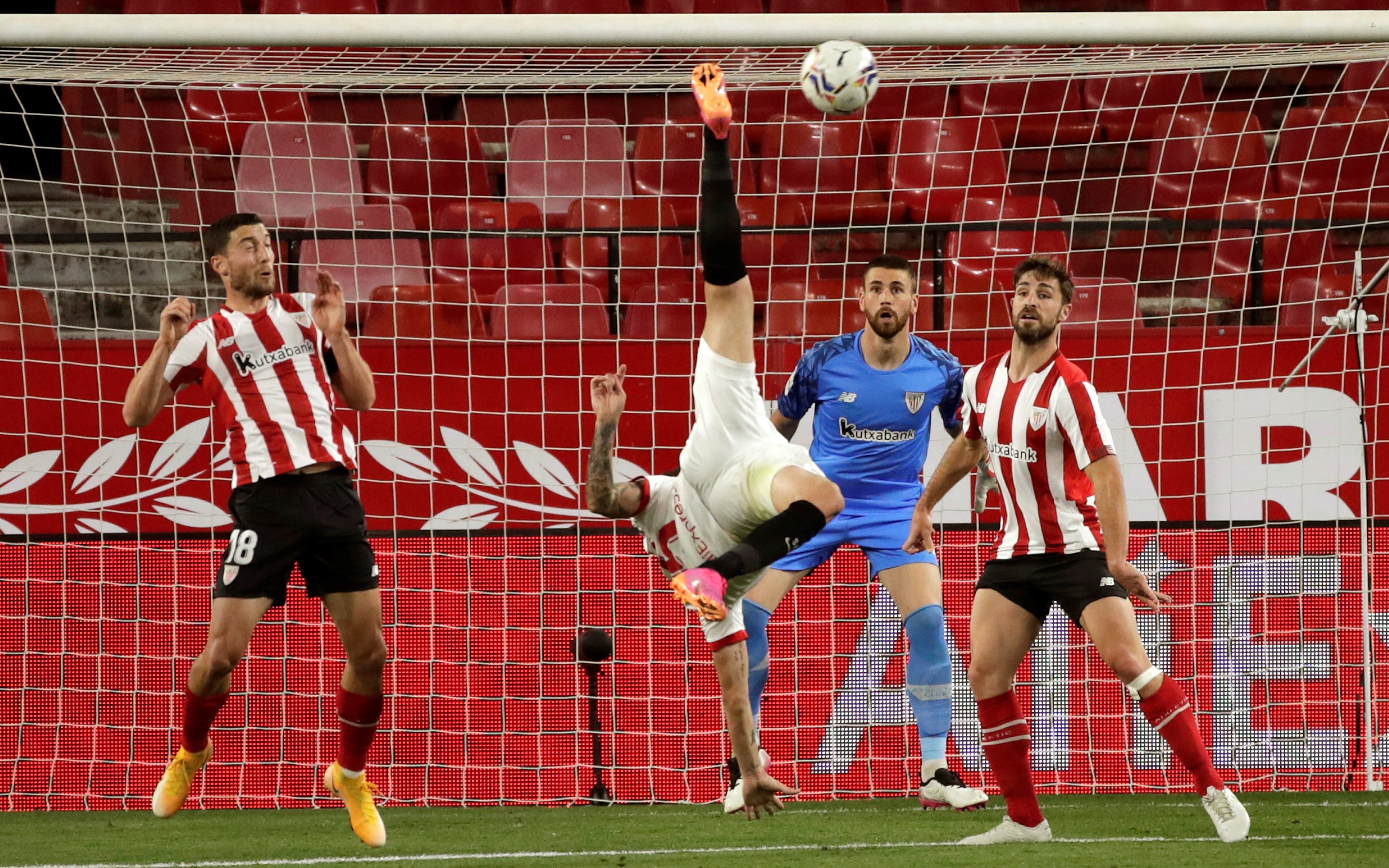 El delantero argentino del Sevilla FC Lucas Ocampos (2i) remata de chilena ante la defensa del Athletic de Bilbao, durante el partido correspondiente a la jornada 34 de La Liga que se juega el 3 de mayo en el estadio Sánchez-Pizjuán, en Sevilla. Foto Prensa Libre: EFE.