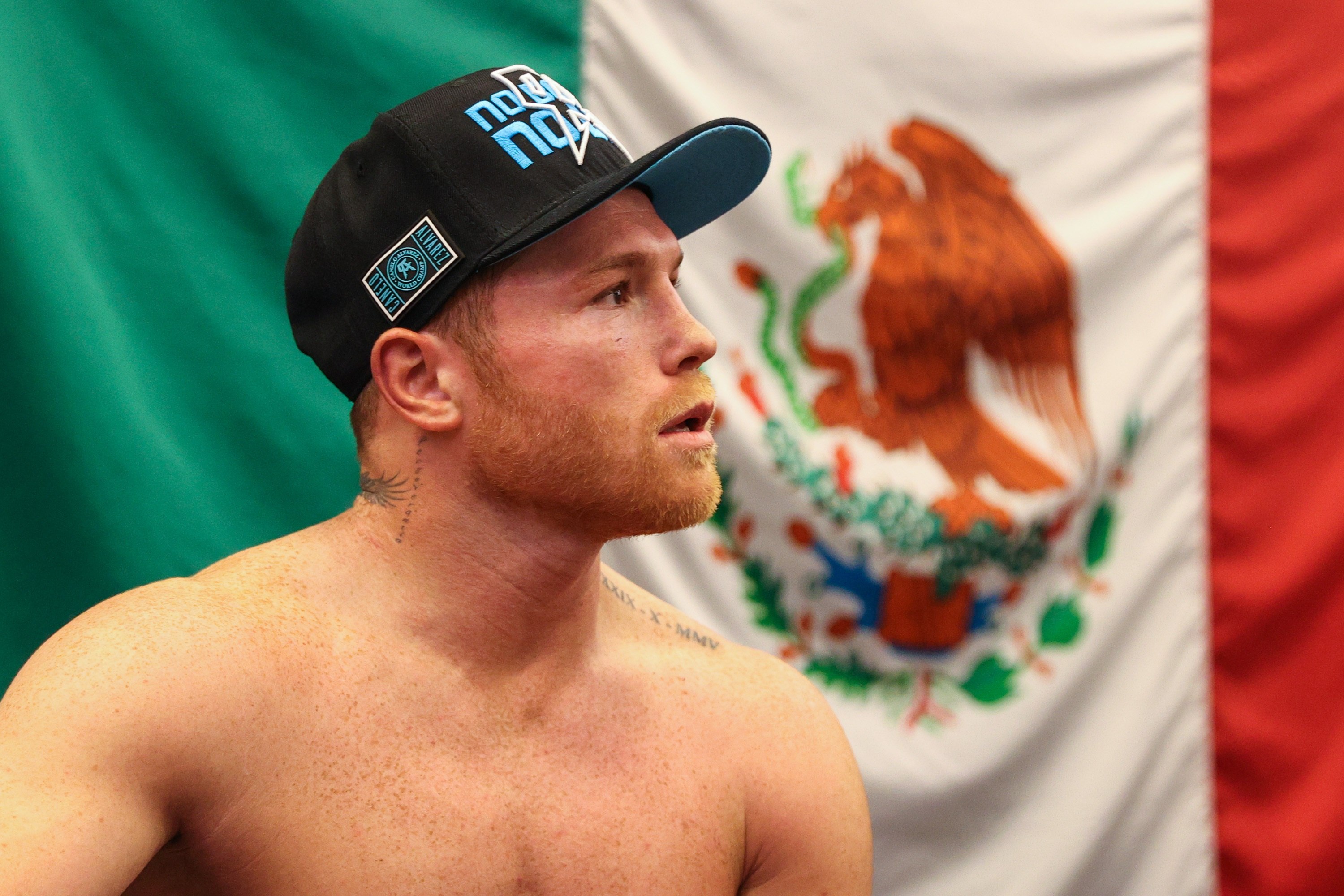 Fotografía cedida por Matchroom donde aparece el mexicano Saúl "Canelo" Álvarez después de su victoria contra el británico Billy Joe Saunders en Arlington, Texas. Canelo Álvarez derrotó por nocaut al inglés Saunders y unificó así los cinturones WBC, WBA y WBO del supermediano de la Organización Mundial del Boxeo. Foto Prensa Libre: EFE.