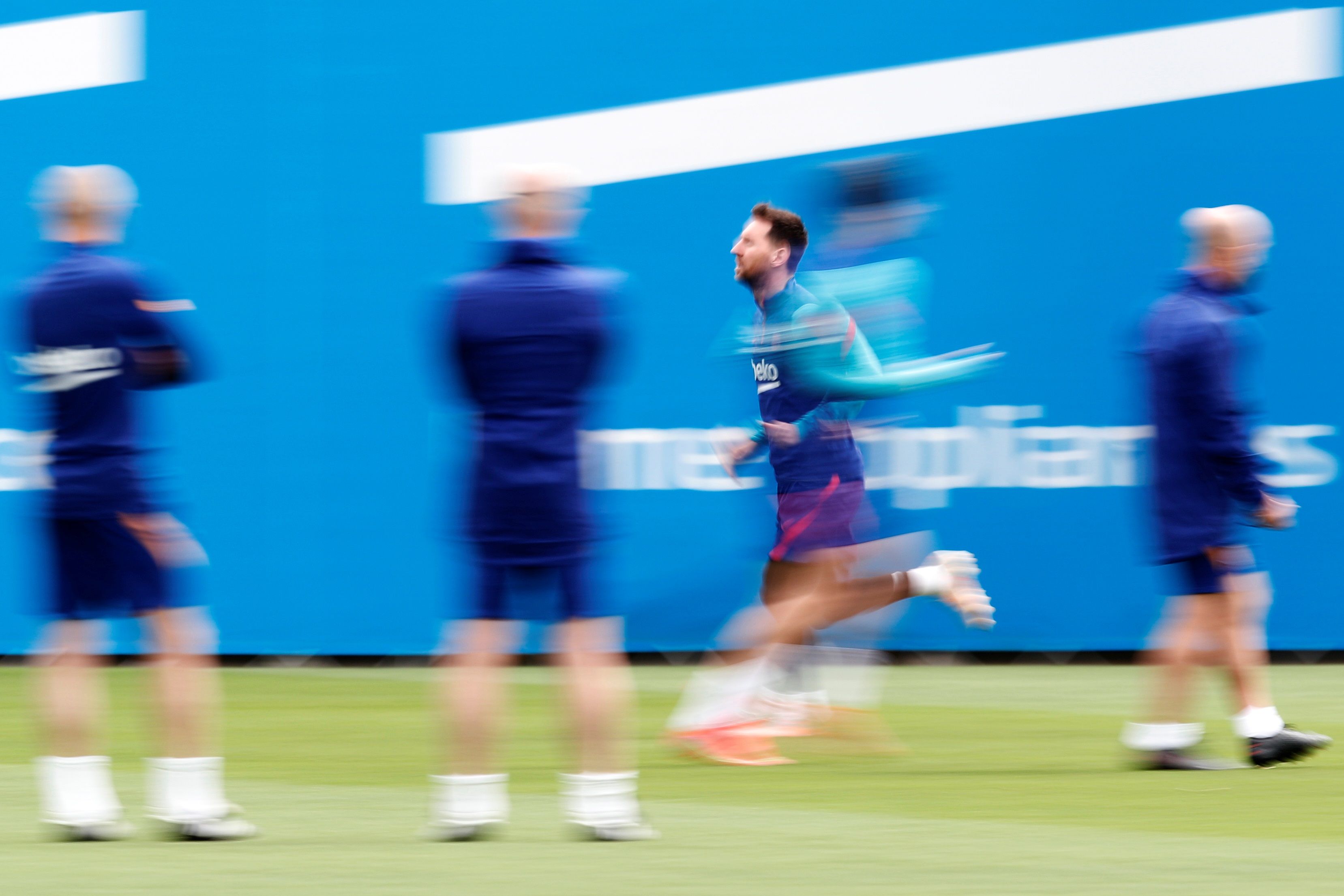 El jugador argentino del FC Barcelona Leo Messi durante el entrenamiento que el equipo azulgrana realizó antes de enfrentar al Levante este martes 11 de mayo. Foto Prensa Libre: EFE.