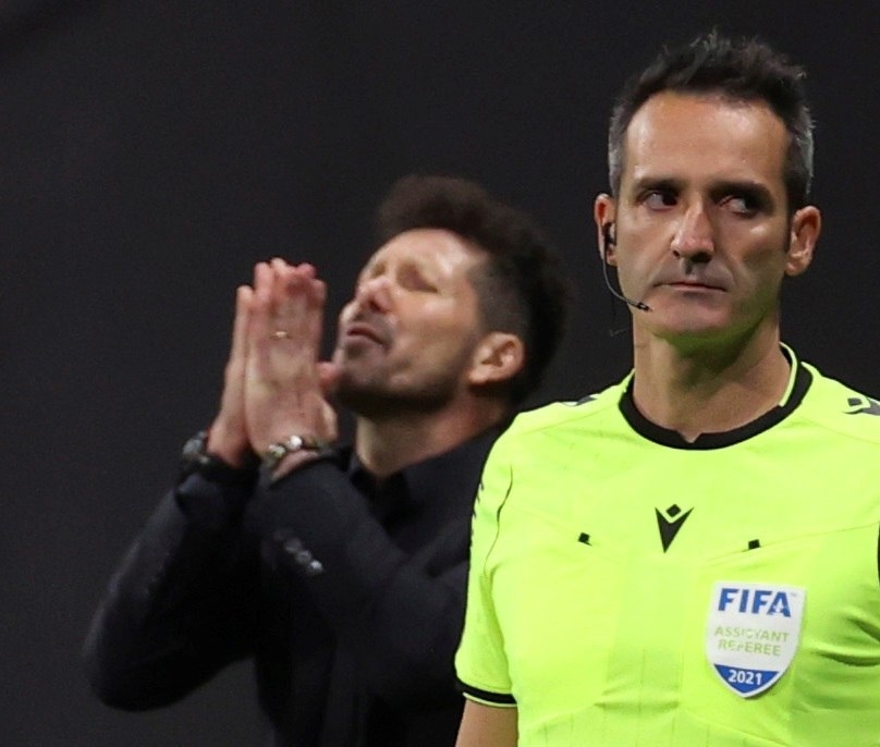 El técnico argentino del Atlético de Madrid, Diego Pablo Simeone, durante el encuentro correspondiente a la jornada 36 de primera división que disputaron este 12 de mayo frente a la Real Sociedad en el estadio Wanda Metropolitano, en Madrid. Foto Prensa Libre: EFE.