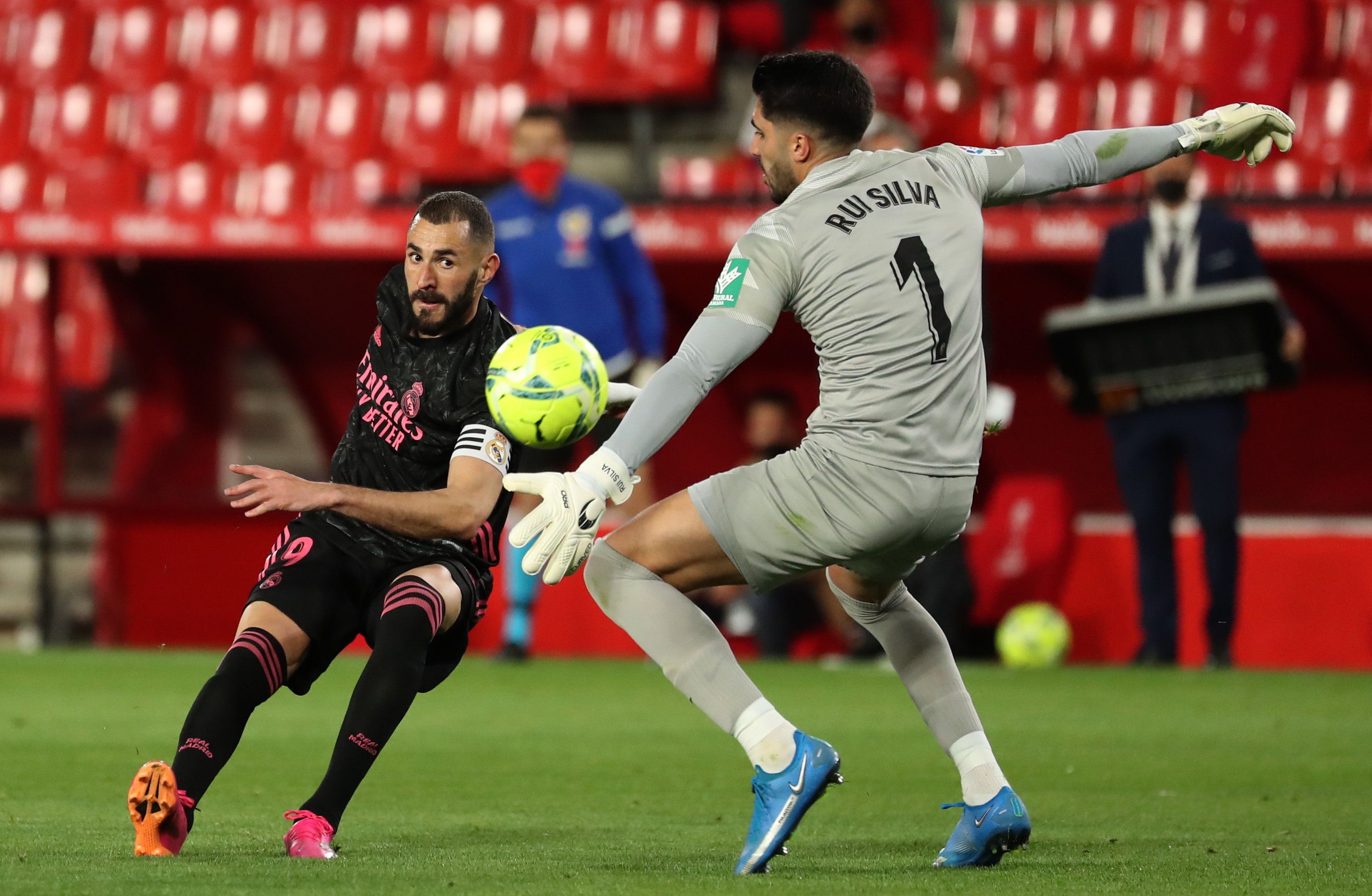 El delantero francés del Real Madrid, Karim Benzema, aprovecha el error del  guardameta portugués del Granada, Rui Silva, y  patea el balón para marcar el 1-4 definitivo. Foto Prensa Libre: EFE.