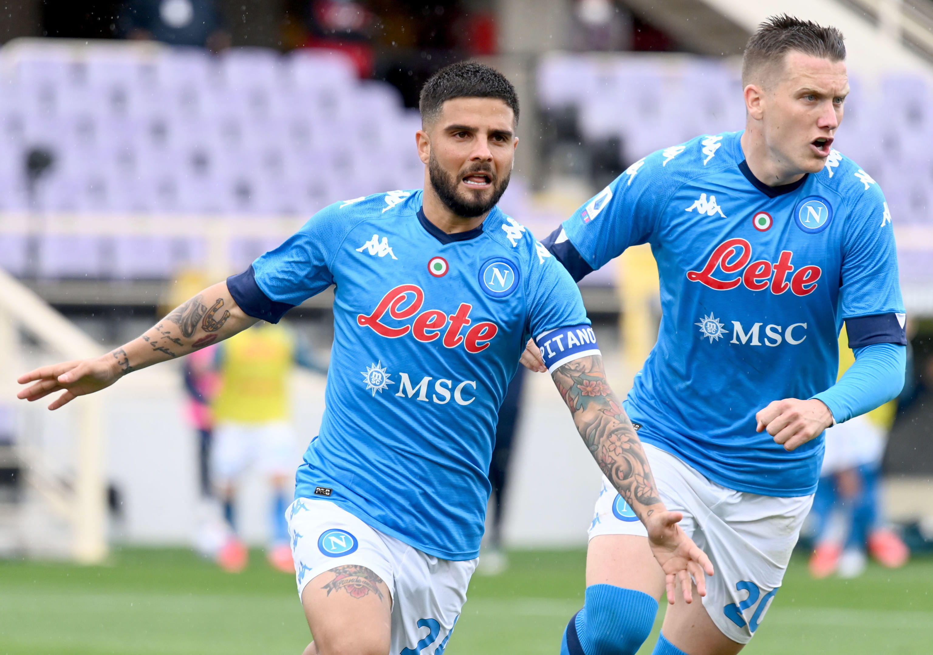 Lorenzo Insigne celebra el primer gol del Nápoli  frente a la Fiorentina, en el partido de la Liga italiana. (Foto Prensa Libre: EFE).