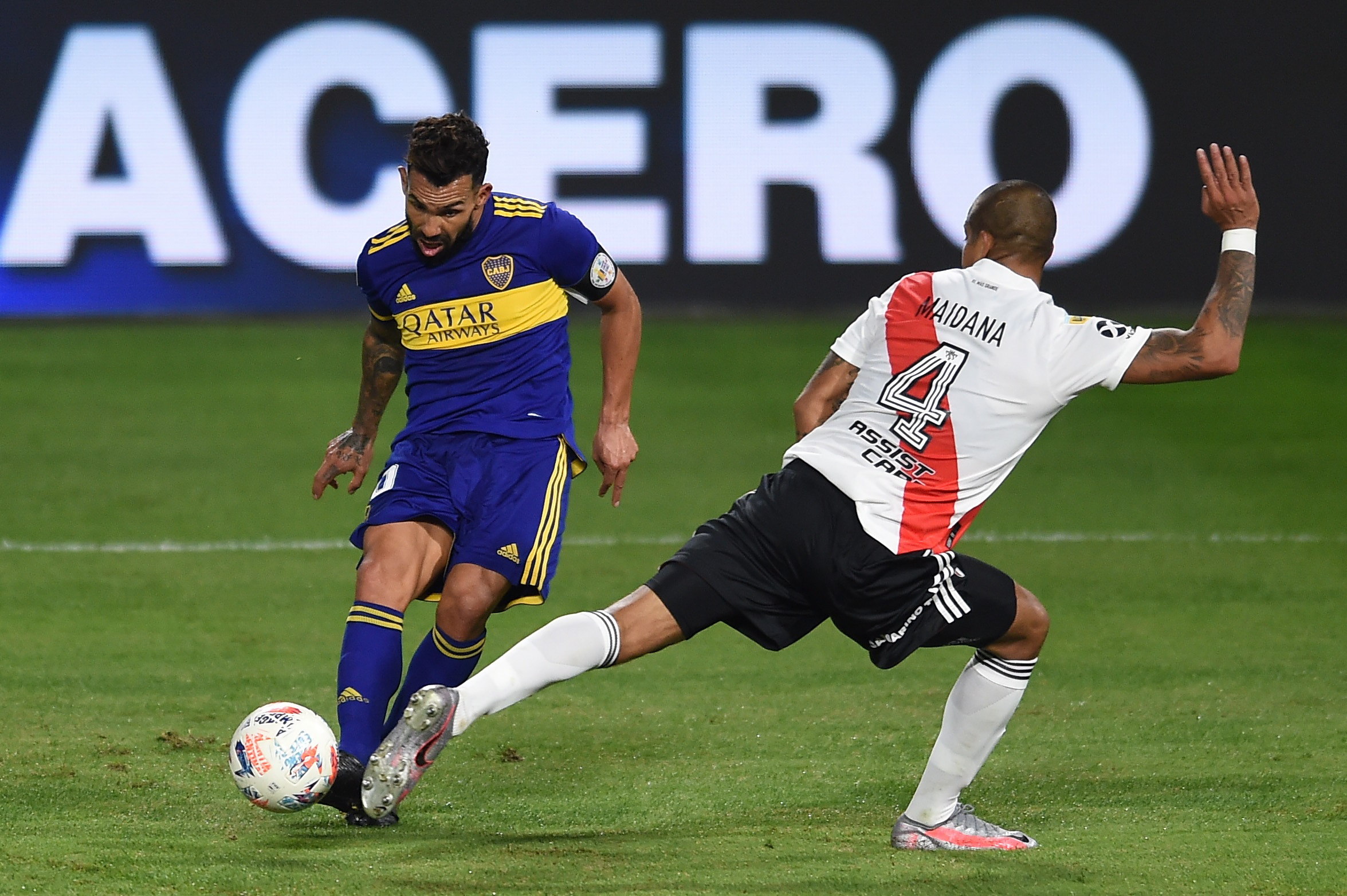 Carlos Tevez de Boca en una jugada con Jonatan Maidana de River durante un partido en el campeonato argentino. Foto Prensa Libre: EFE.