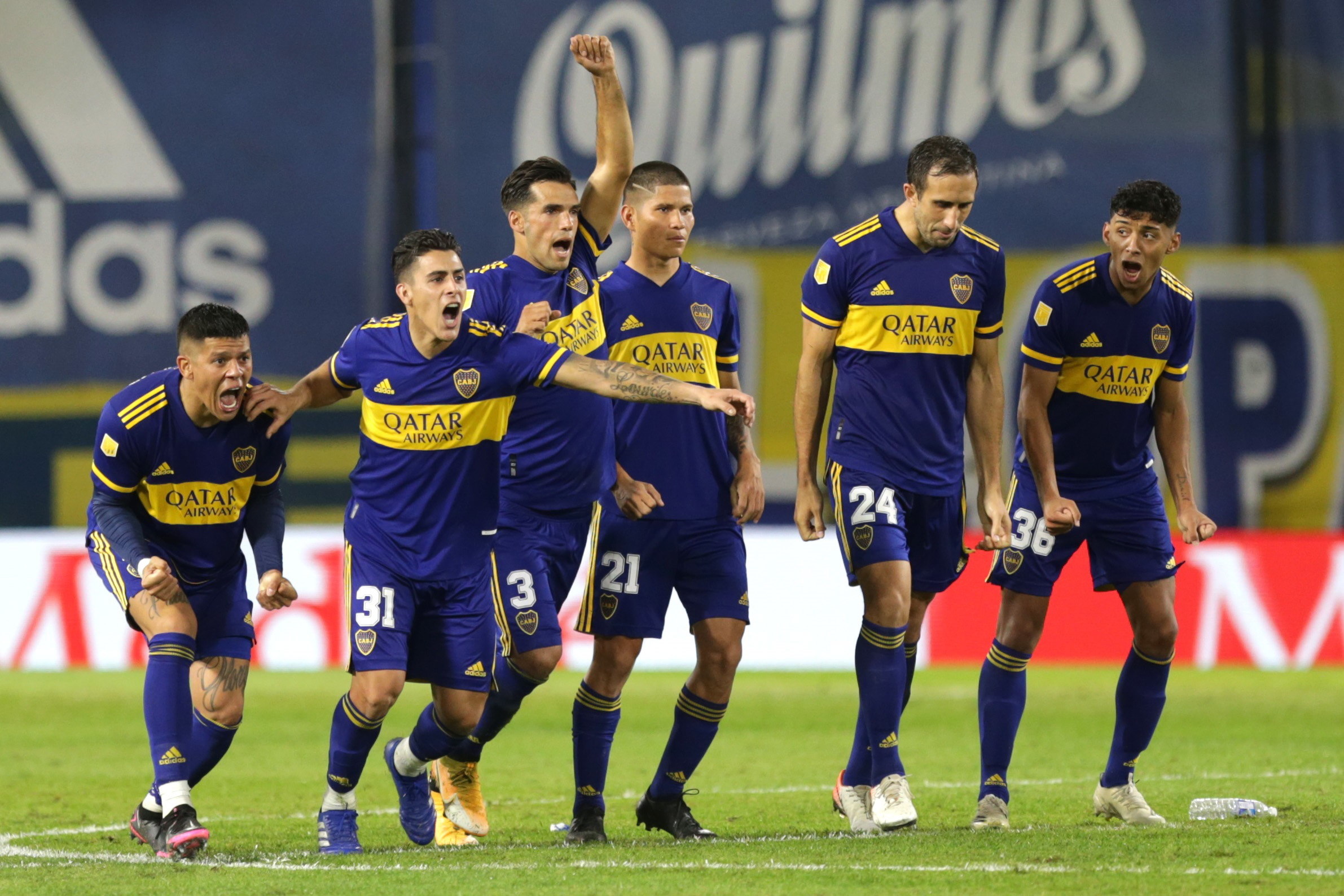 Los jugadores de  Boca Juniors celebran la victoria contra River Plate, en el juego disputado en La Bombonera.
(Foto Prensa Libre: EFE).