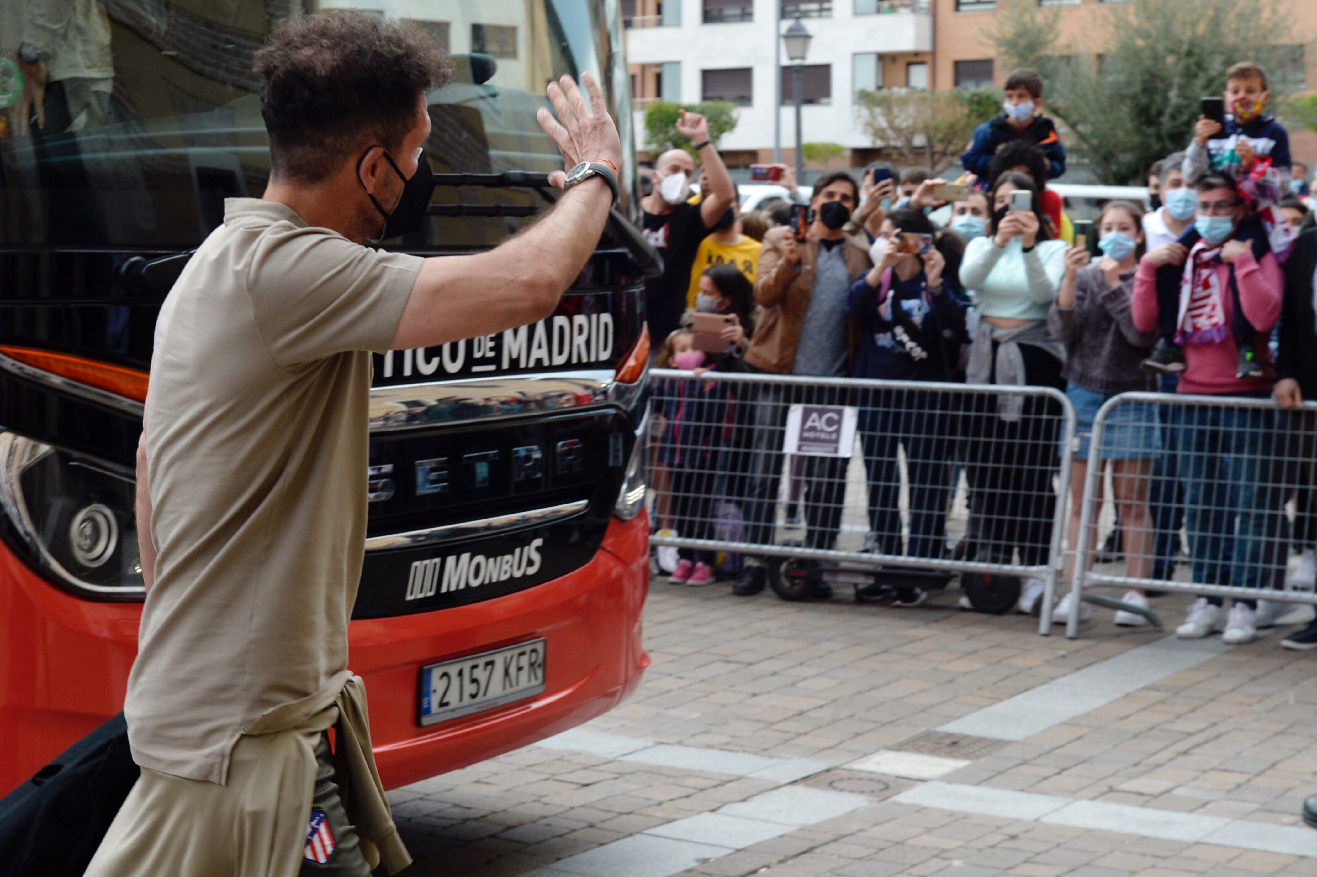 El entrenador argentino Diego Pablo Simeone, saluda a los aficionados tras la llegada del autobús del Atlético de Madrid al hotel de Valladolid donde disputa el último partido de liga. Foto Prensa Libre: EFE. 