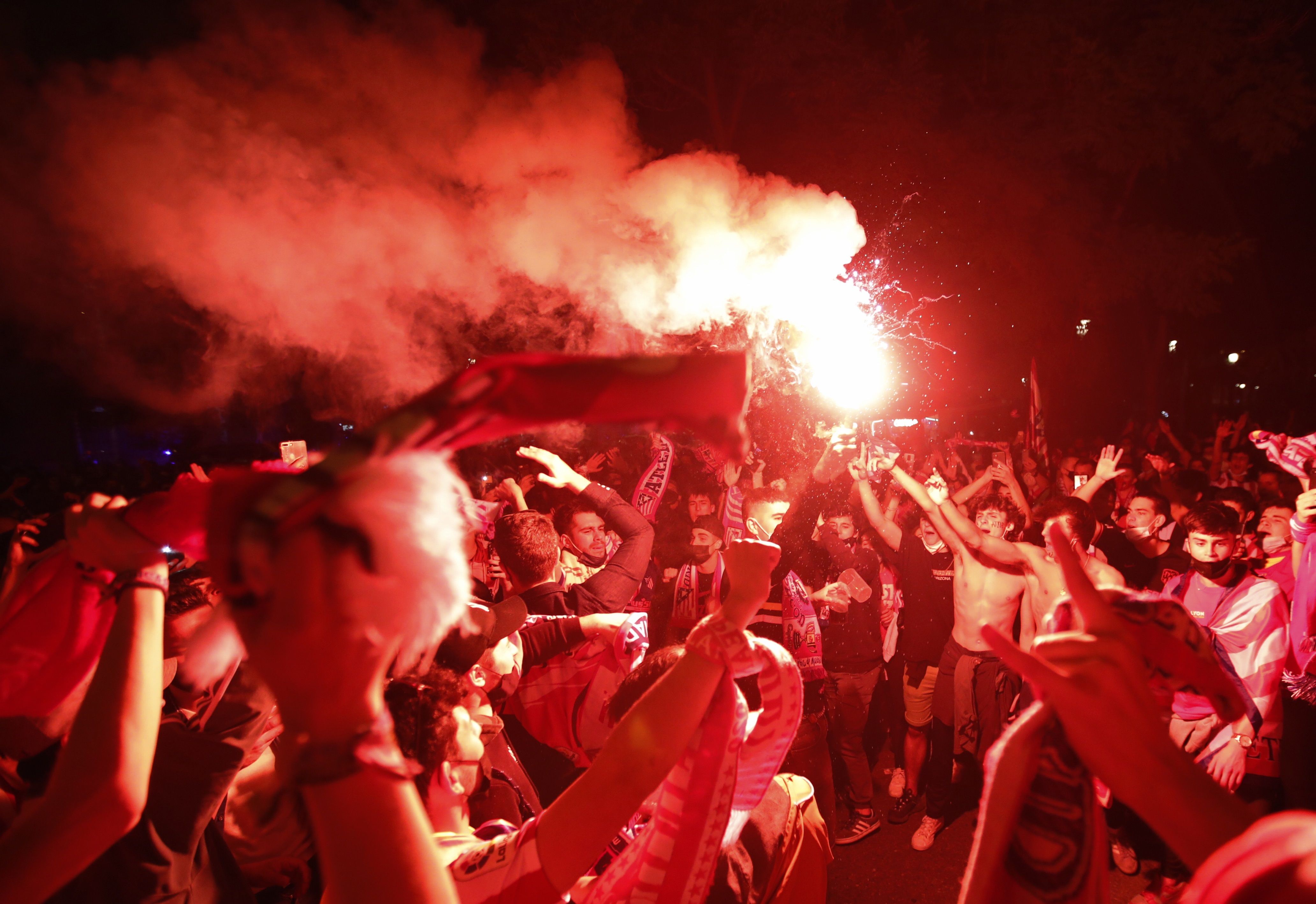  La afición del Atlético de Madrid celebra el título de Liga hoy sábado en la madrileña plaza de Neptuno, tras el último partido de LaLiga. (Foto Prensa Libre: EFE).