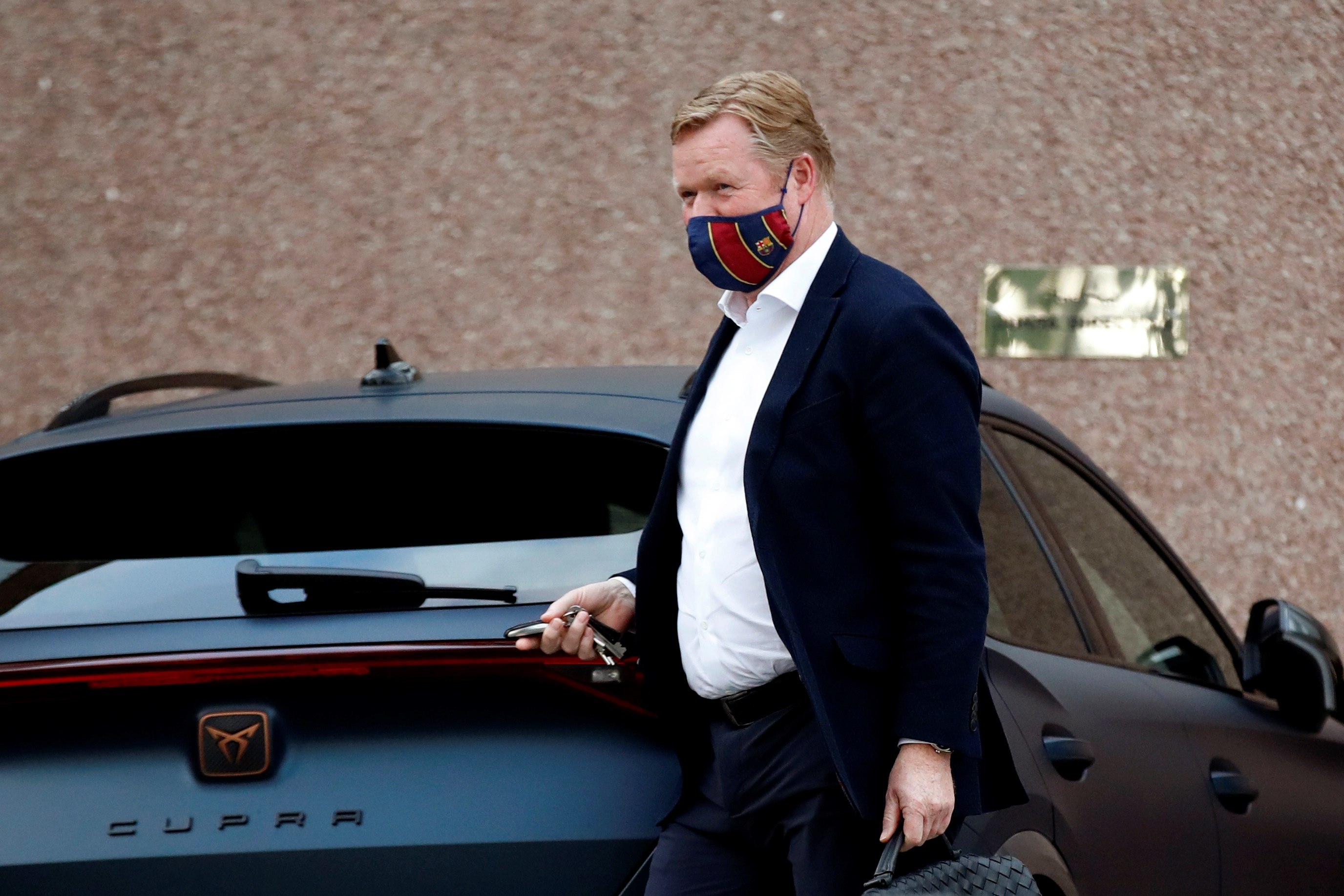 El actual entrenador del FC Barcelona, el holandés Ronald Koeman, tras la reunión que ha mantenido con el presidente del club azulgrana, Joan Laporta. (Foto Prensa Libre: EFE)