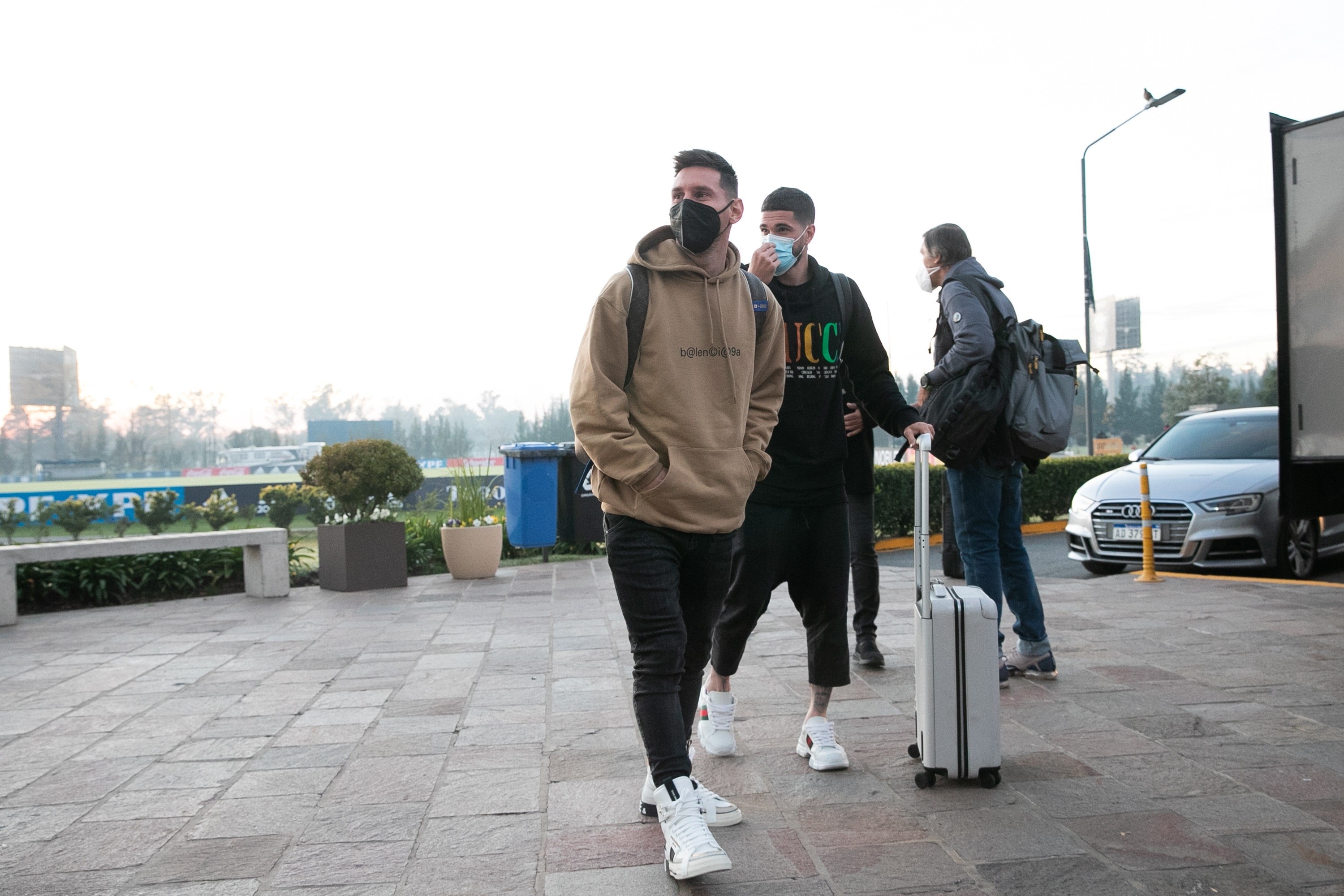 Fotografía cedida este miércoles 27 de mayo por la Asociación del Fútbol Argentino (AFA), que muestra la llegada del futbolista argentino Lionel Messi a la concentración de la Selección Argentina. Foto Prensa Libre: EFE.