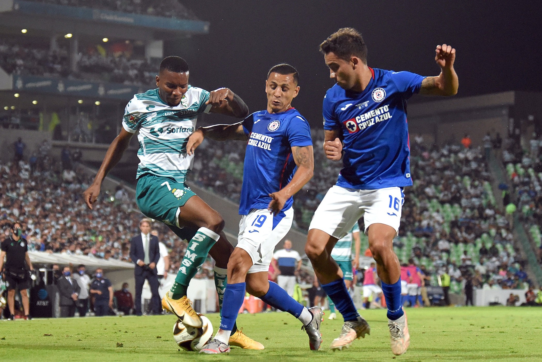 Juan Otero (i) de Santos disputa el balón con Víctor Yotun (c) y Adrián Aldrete (d) de Cruz Azul durante el juego de ida de la final del torneo Clausura 2021 del fútbol mexicano, en el estadio Corona, en la ciudad de Torreón, Coahuila. Foto Prensa Libre: EFE.