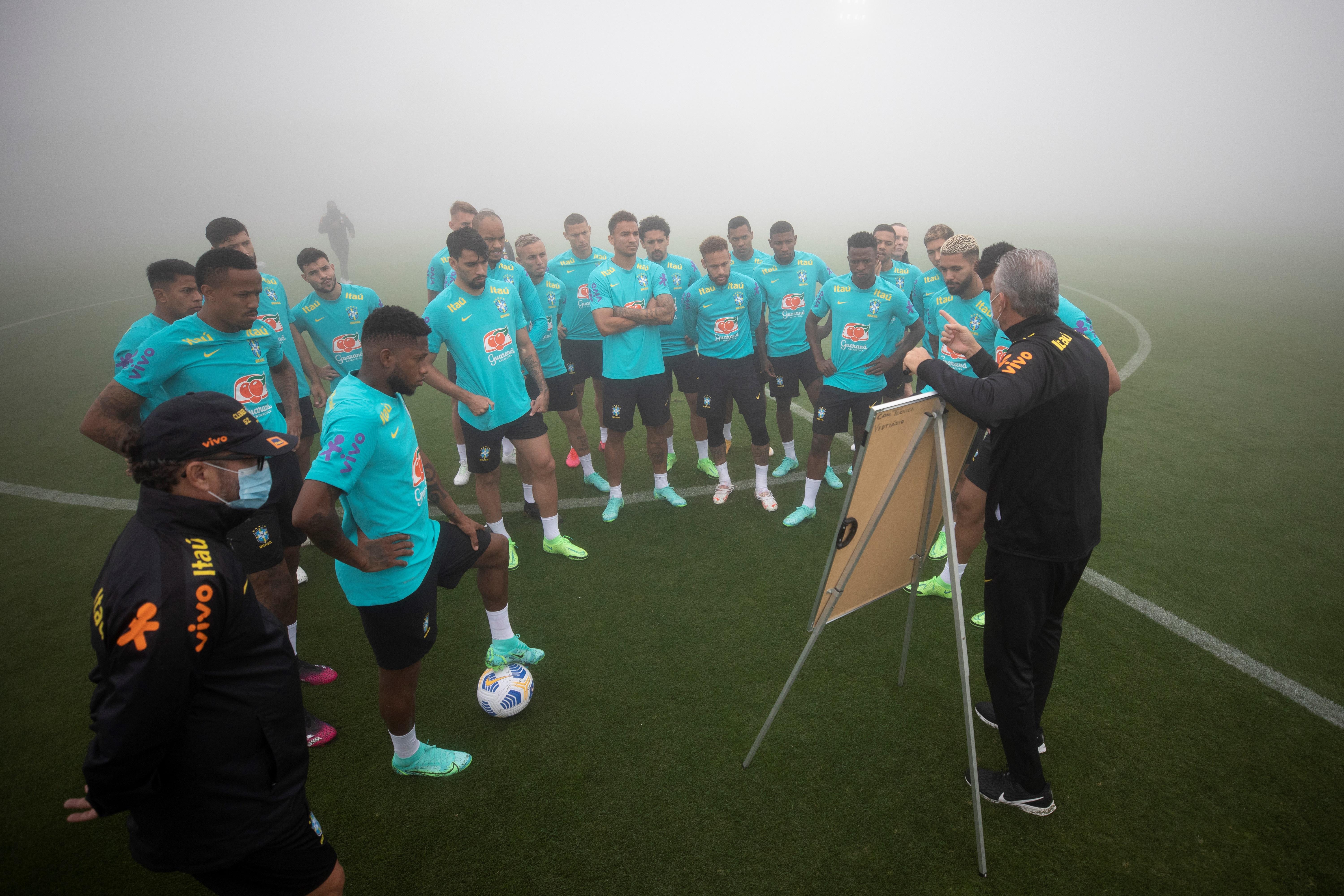 El técnico Tite  durante el segundo entrenamiento de la selección Brasil en la Granja Comary en Teresópolis (Brasil).
 (Foto Prensa Libre: EFE).