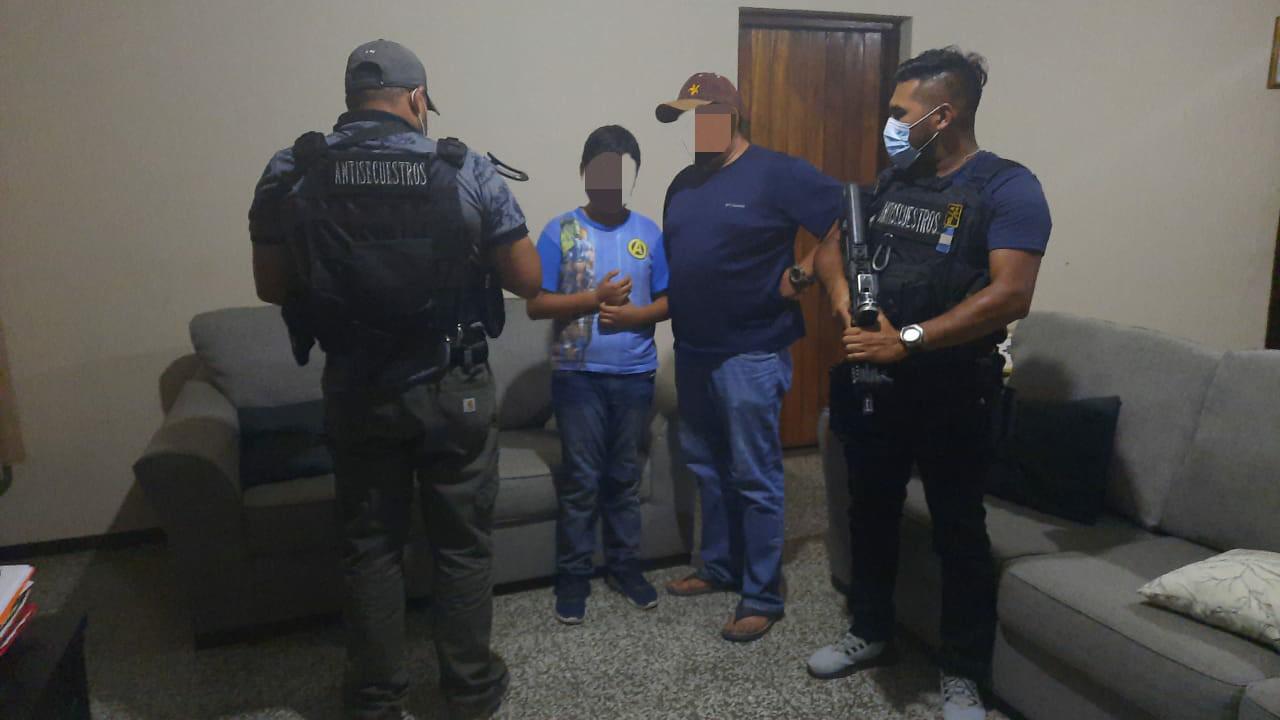 El niño de 11 años que había sido secuestrado por sujetos armados fue liberado por el Comando Antisecuestros. (Foto Prensa Libre: PNC)