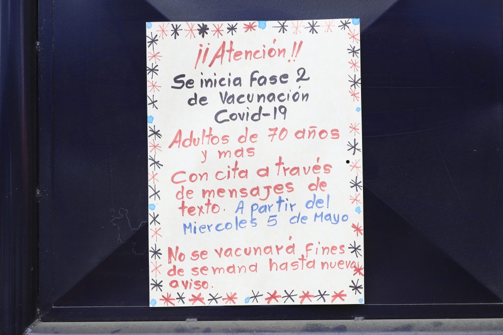 Rótulo donde se explica el momento en que estará cerrado el centro de vacunación.