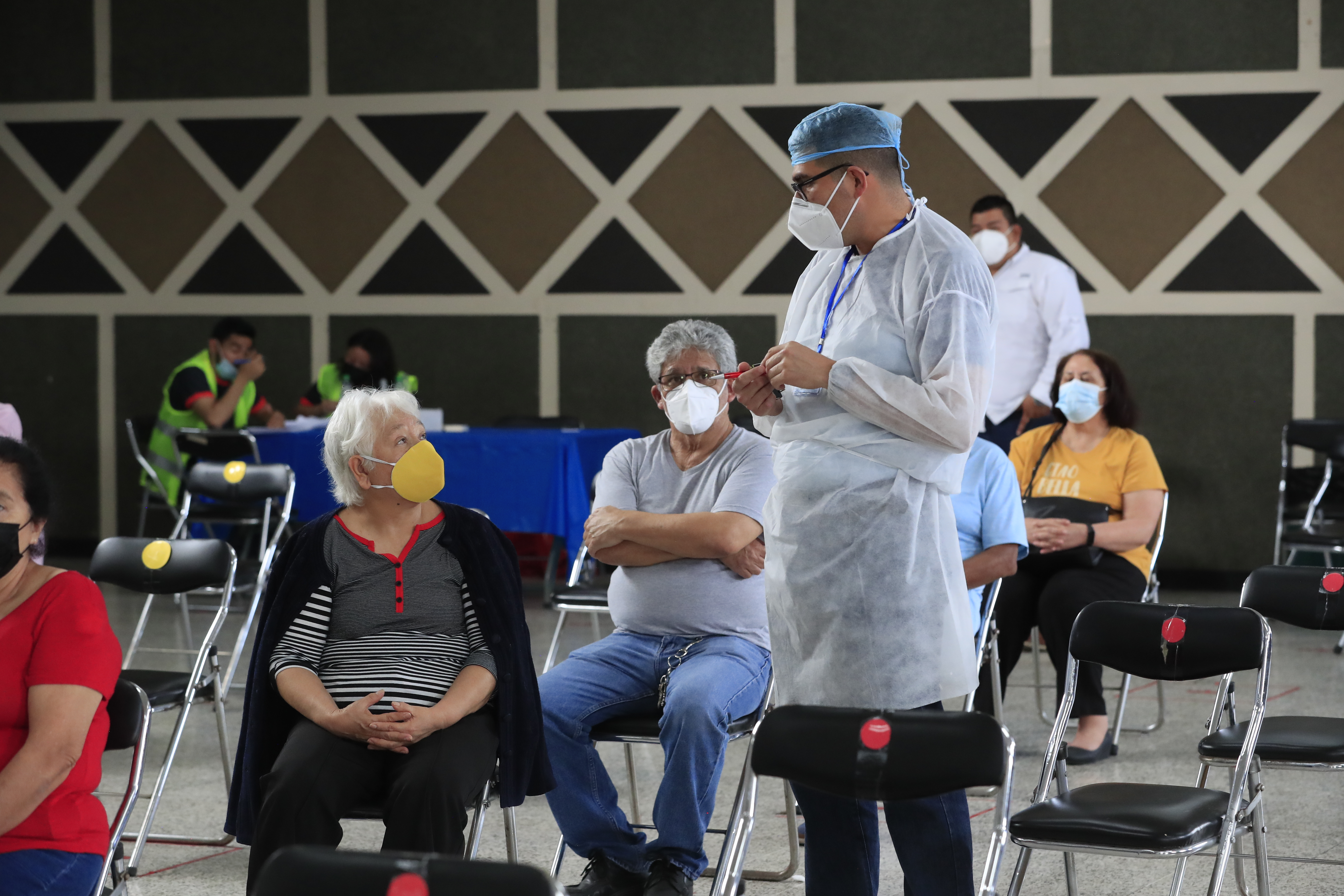 En Guatemala ha sido lenta la vacunación, los puestos atienden en horas de oficina y las campañas de difusión no han sido efectivas. Foto: Fernando Carrera