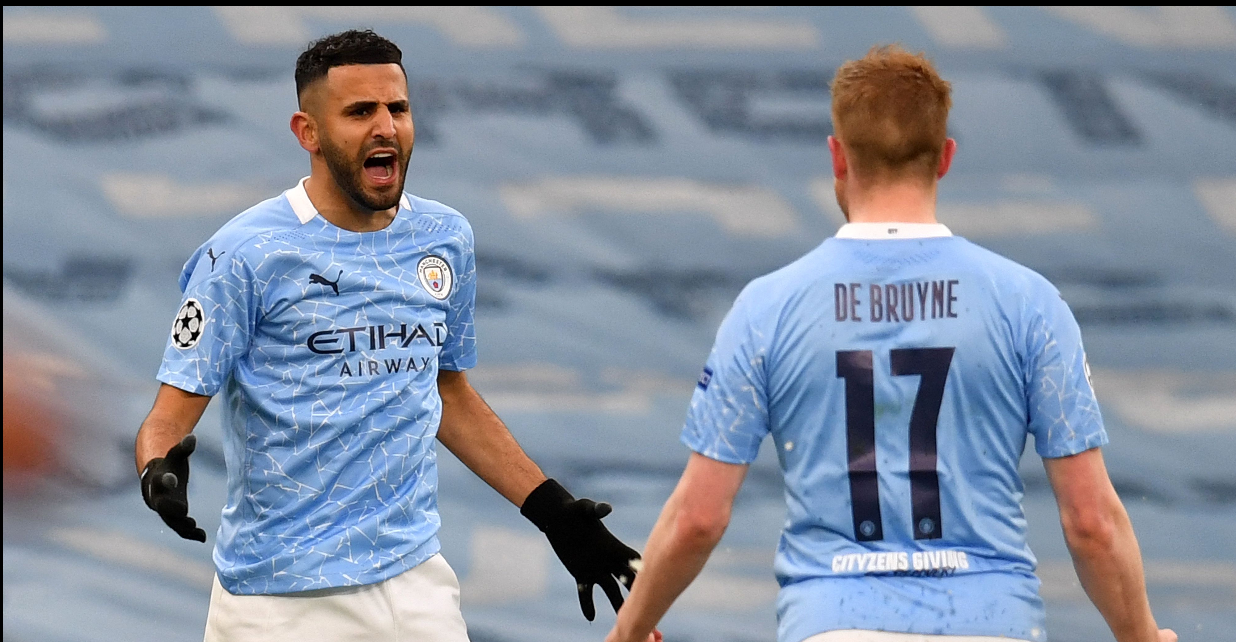 Riyad Mahrez  celebra con Kevin De Bruyne después de anotarle al PSG. (Foto Prensa Libre: AFP)