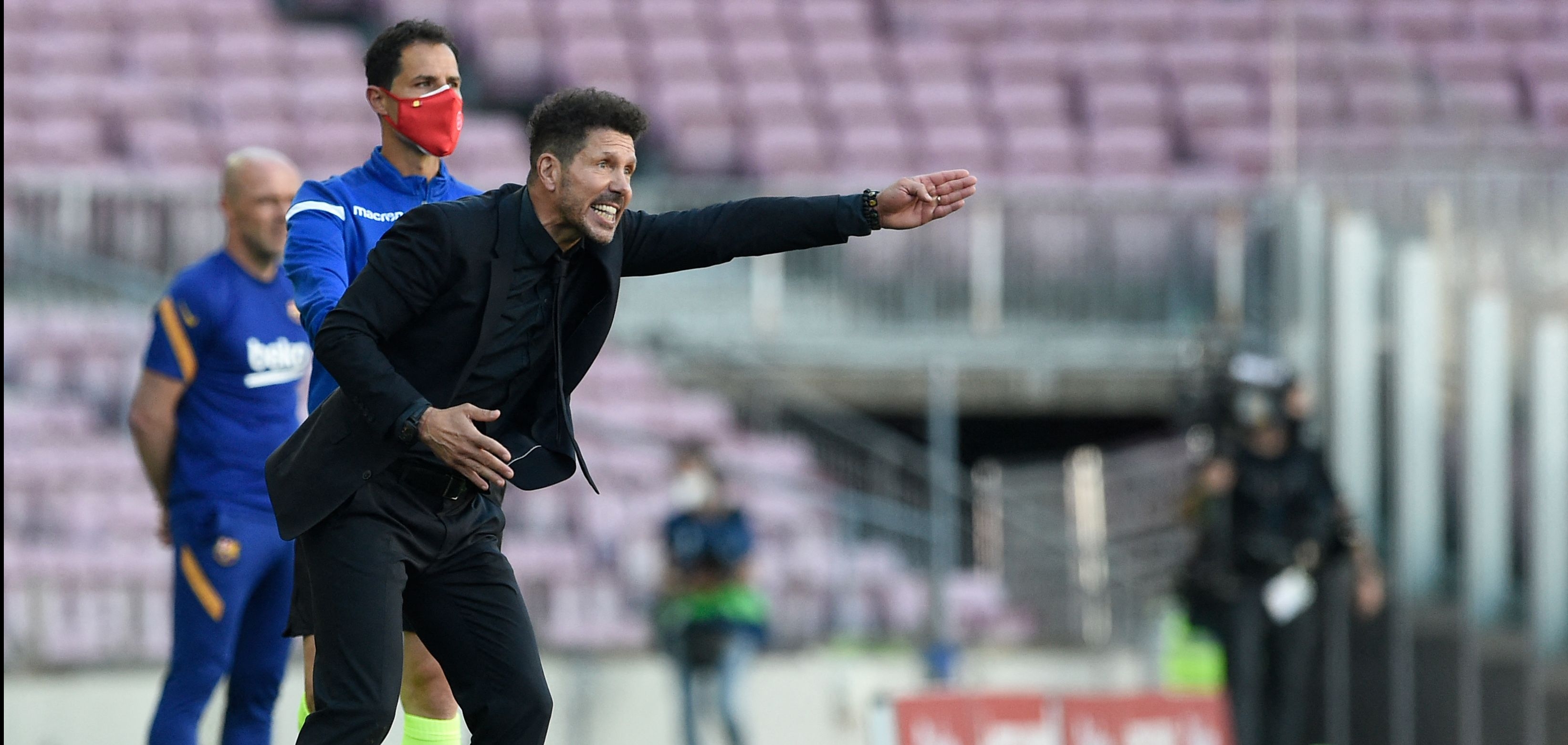 El técnico argentino del Atlético de Madrid, Diego Simeone, durante el juego que empataron ante el Barcelona. Ahora les toca jugar contra la Real Sociedad. Foto Prensa Libre: AFP.