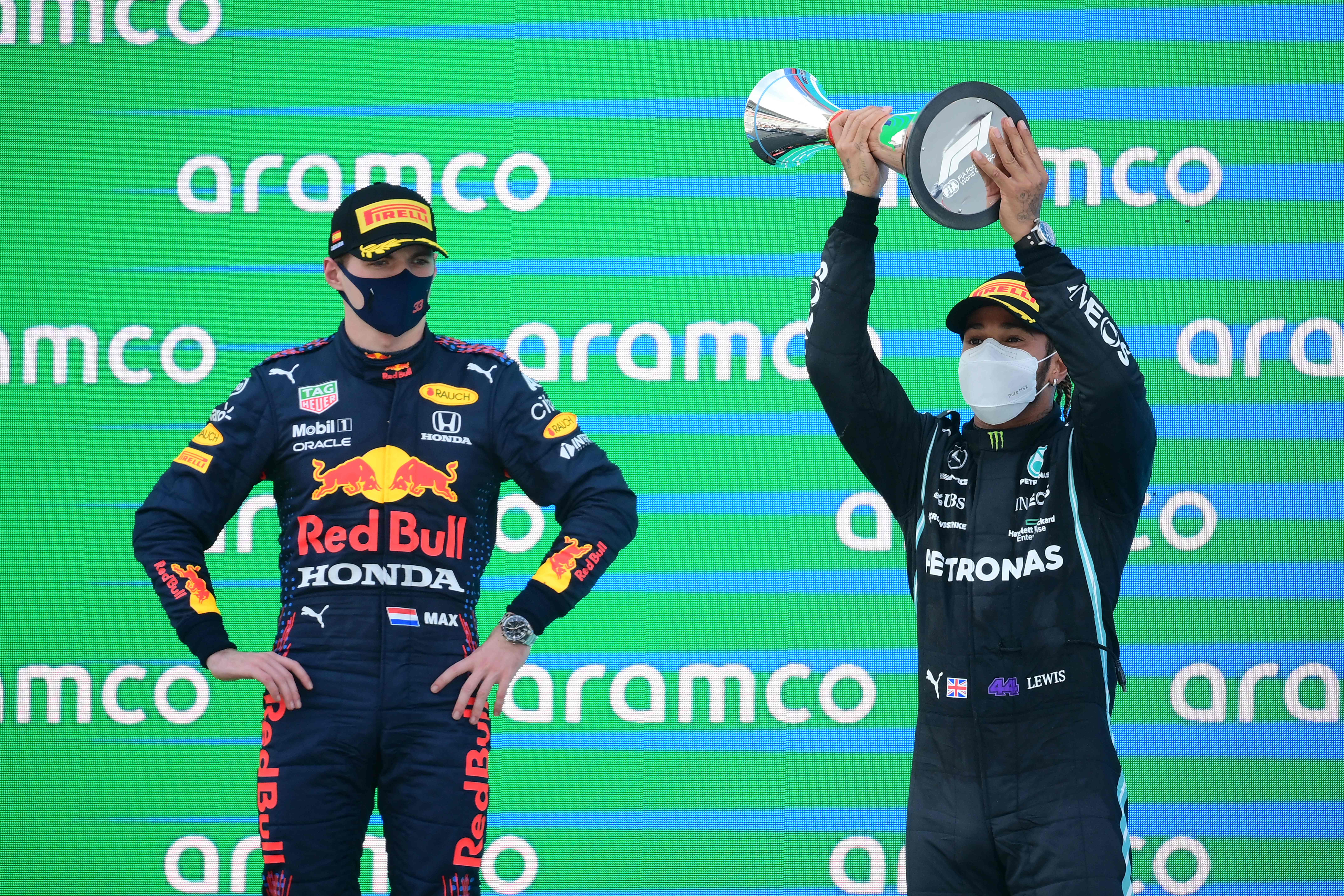 Lewis Hamilton, de Mercedes, festeja en el podio 
ante la mirada de Max Verstappen en el Gran Premio de España. (Foto Prensa Libre: AFP).