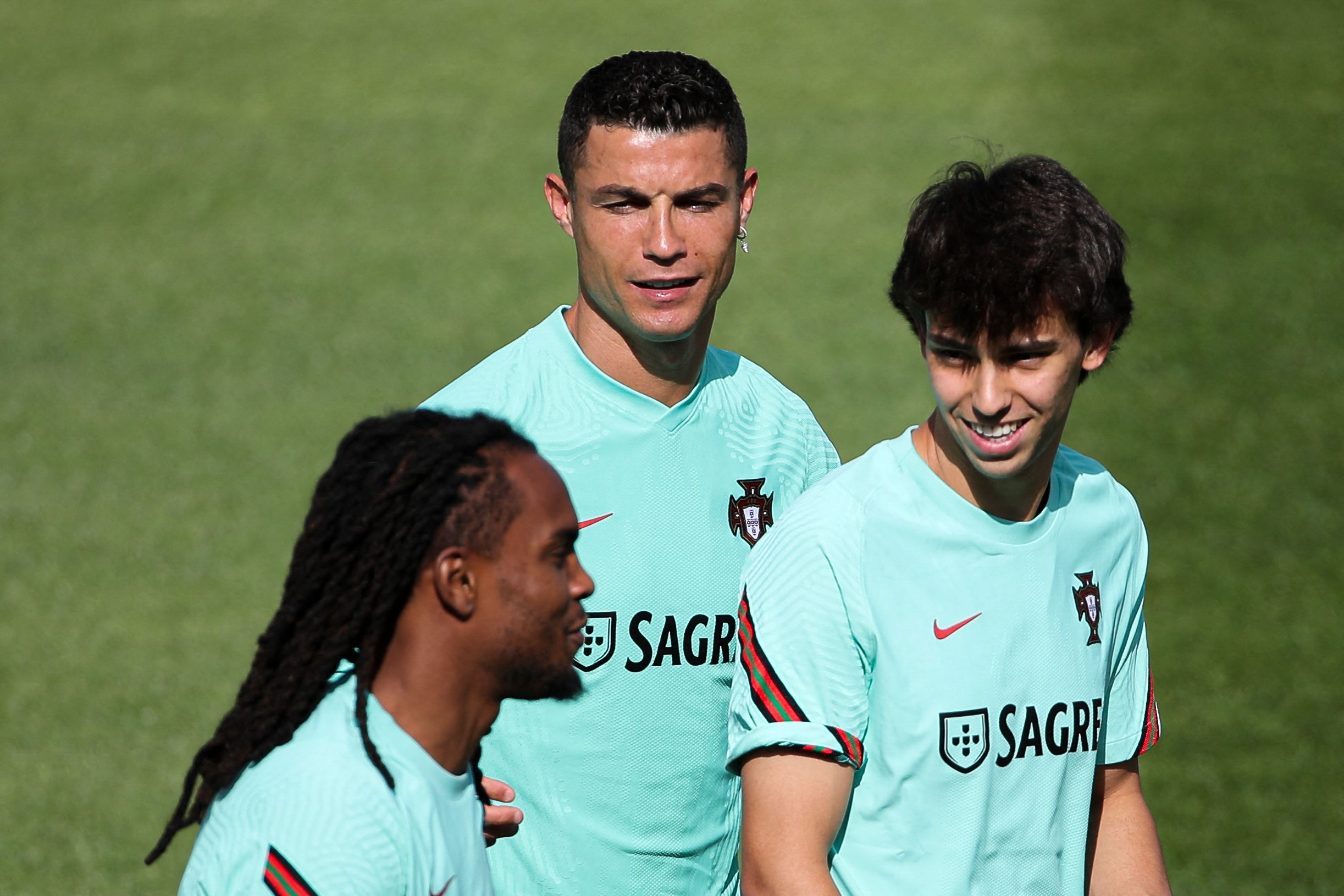 Renato Sanches (I), Cristiano Ronaldo (C) and Joao Felix en un entrenamiento en la "Cidade do Futebol" en Oeiras, Portugal. Se preparan para la Euro 2020. Foto Prensa Libre: AFP.