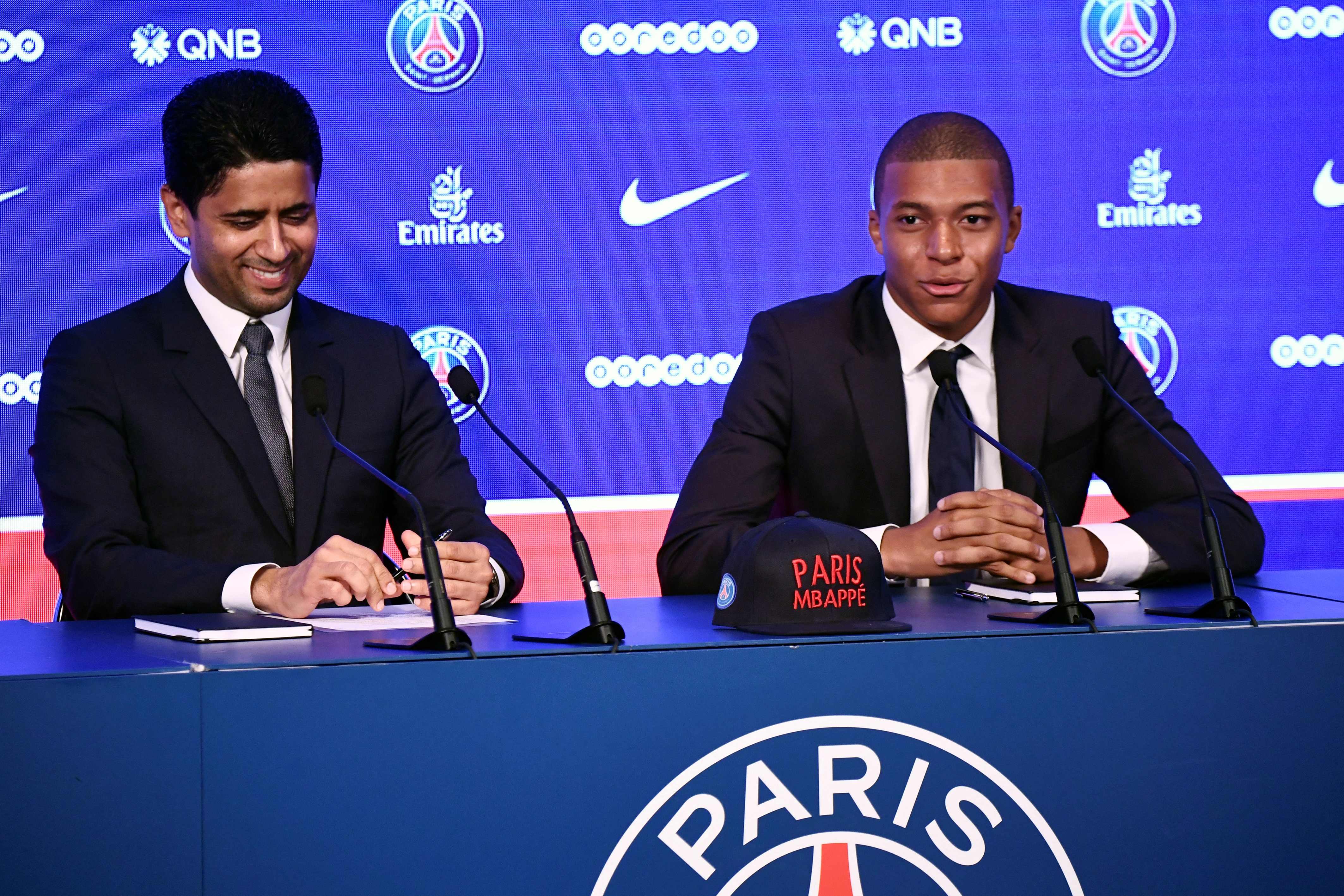 Esta foto fue tomada el 6 de septiembre de 2017. Fue el día en que Kylian Mbappé llegó al PSG. Está a su par del presidente del club, Nasser Al-Khelaifi. Foto Prensa Libre: AFP.