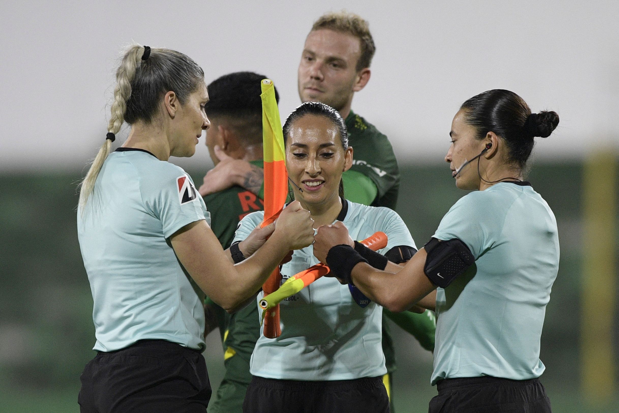 La silbante central, la brasileña, Edina Alves (C) y las asistentes Neuza Back (I) y Cindy Nahuelcoy durante el histórico partido en Copa Libertadores. Foto Prensa Libre:  AFP.