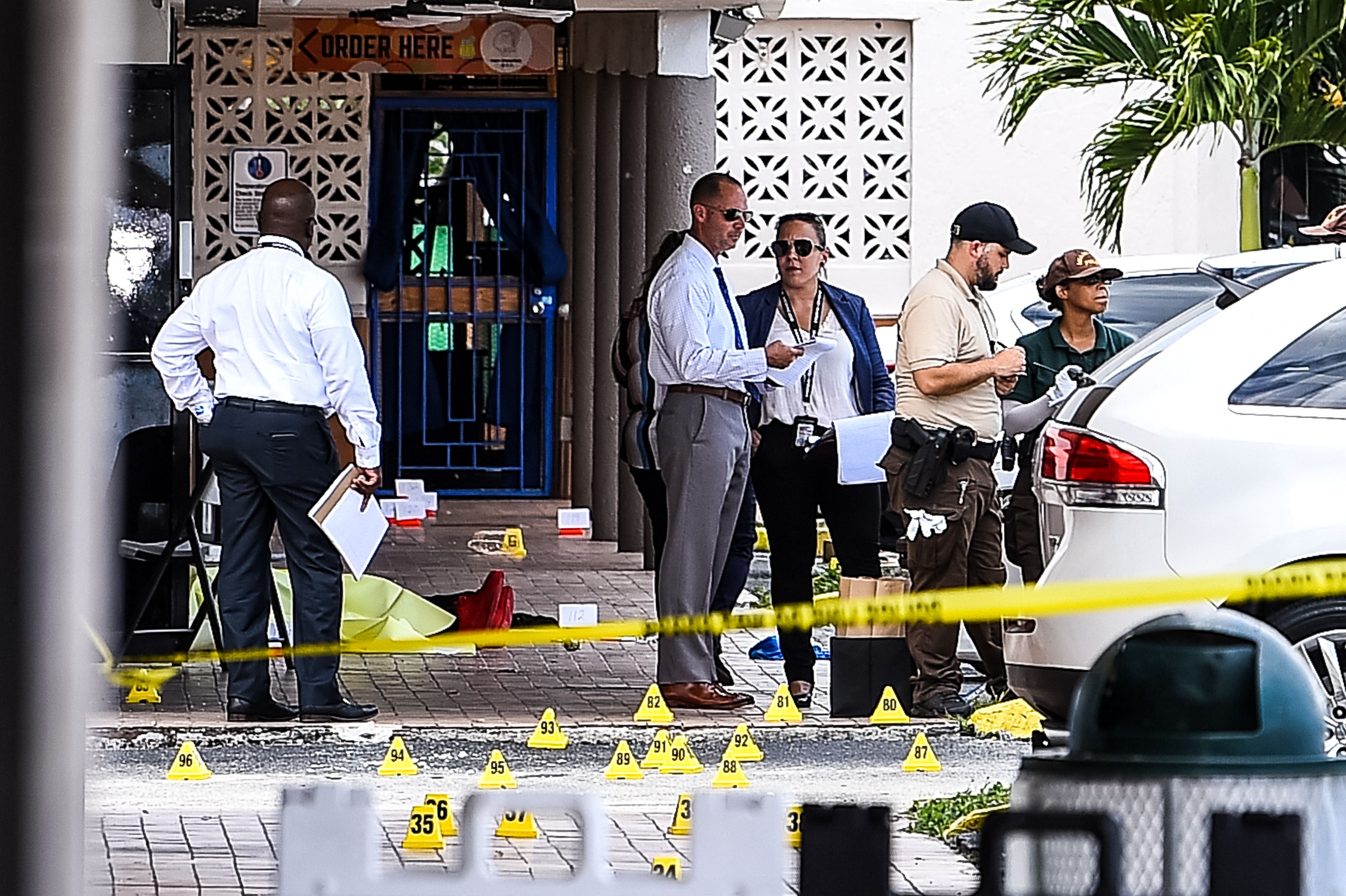 La Policía de Miami revisa la escena donde se produjo el último tiroteo en EE. UU. (Foto Prensa Libre: AFP)