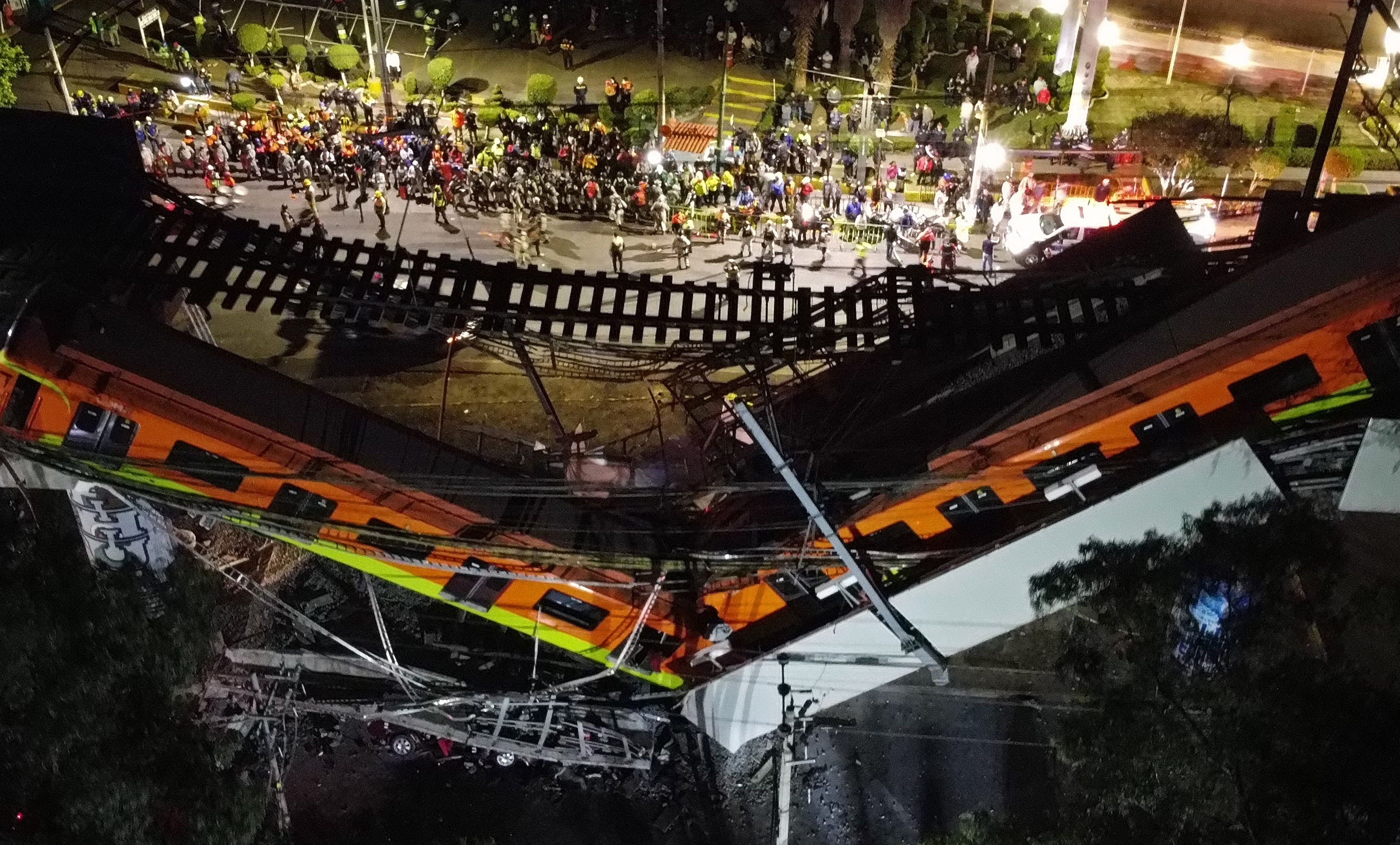 Un tramo de la línea 12 del metro de la Ciudad de México, entre la estación Olivos Y Tezonco se desplomó el lunes 3 de mayo del 2021. (Foto Prensa Libre: (EFE)