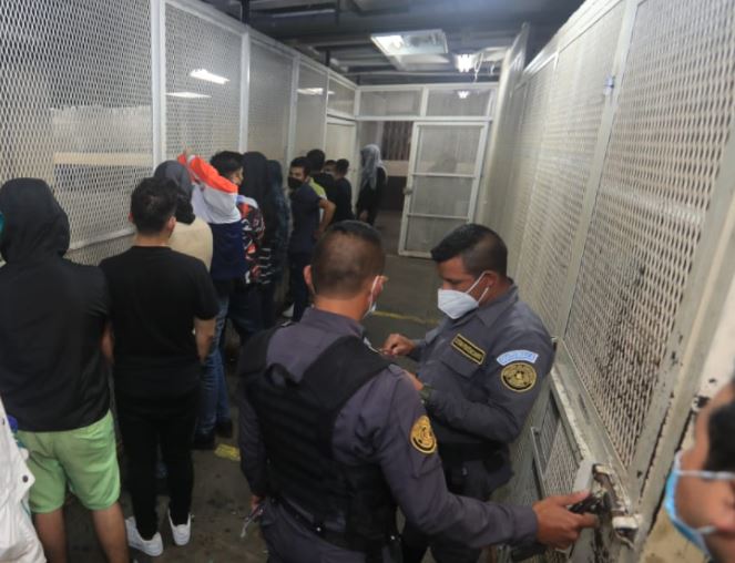 En Torre de Tribunales permanecen los capturados por violentar las medidas de bioseguridad por el covid-19. (Foto Prensa Libre: Byron García) 