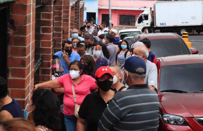 Personas esperan ser vacunadas en el Colegio de Ingenieros, en la zona 8 de la capital. (Foto Prensa Libre: Elmer Vargas)